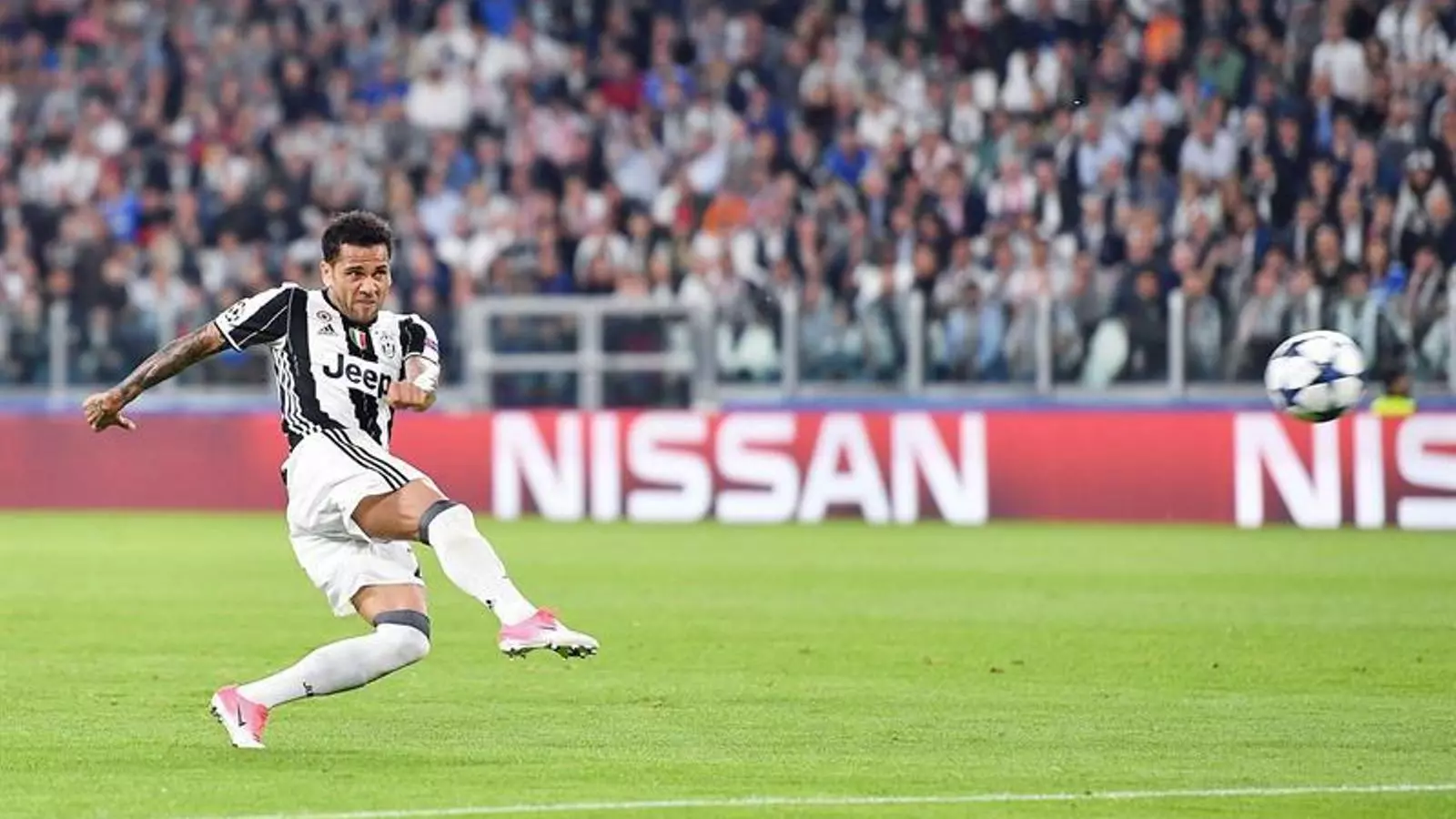 Alves remata en l'acció del 2-0 contra el Mònaco