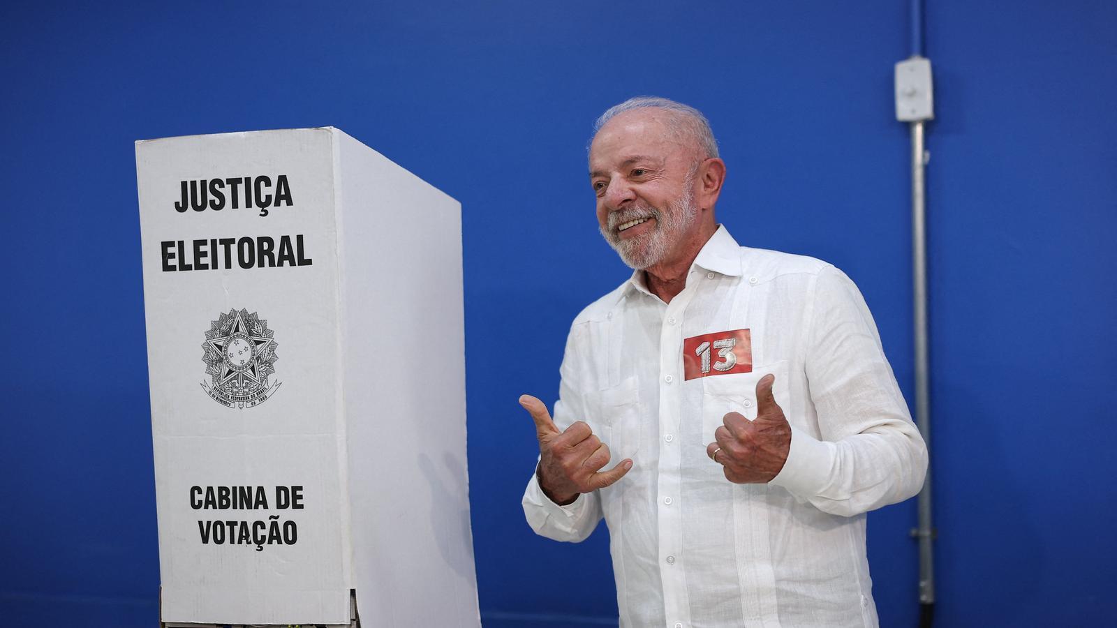 Lula da Silva, after voting this Sunday in the second round of the presidential elections.