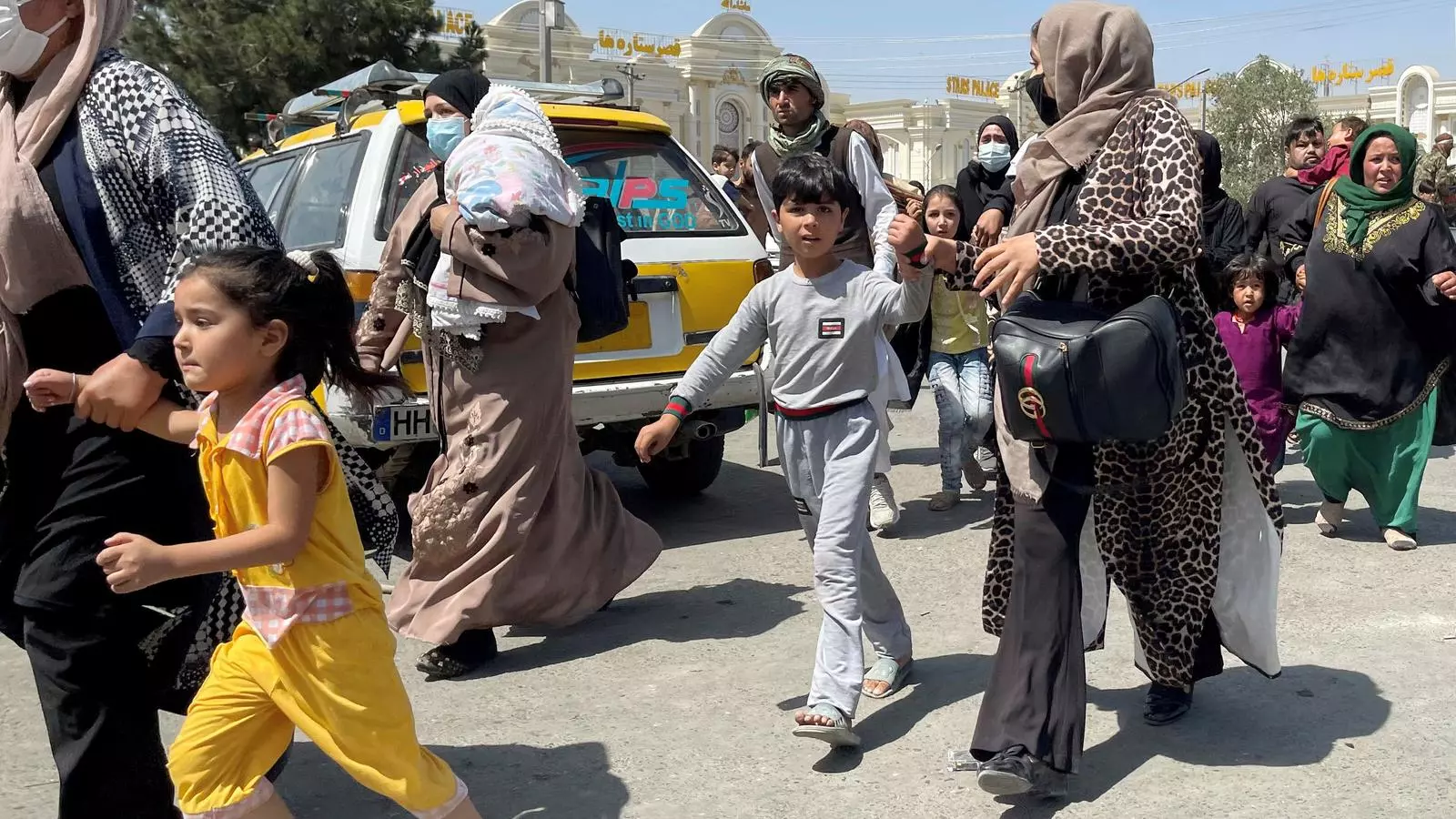 Dones con sus hijos intentan entrar en el aeropuerto internacional Hamid Karzai de Kabul, Afganistán, el 16 de agosto de 2021
