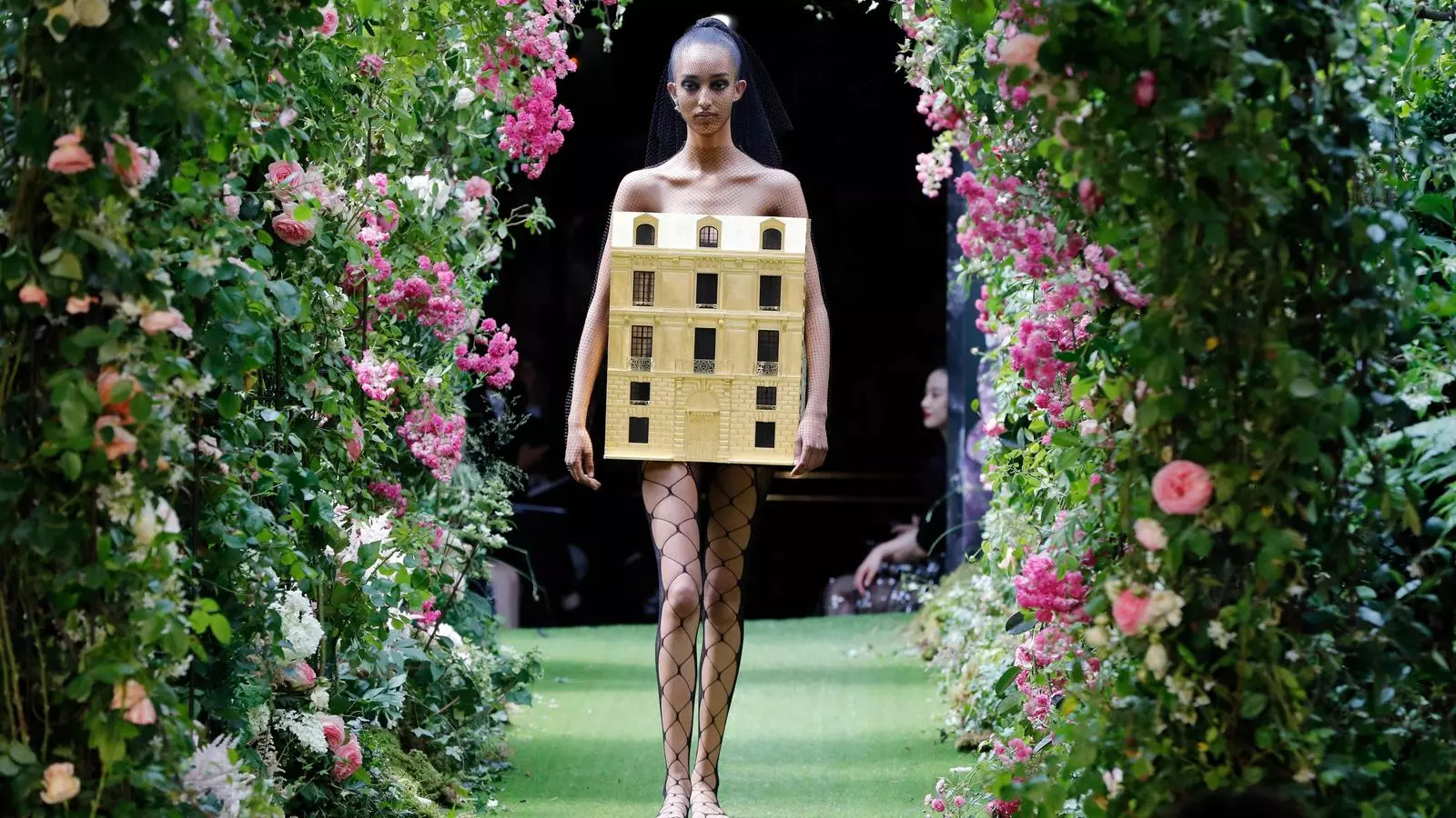 Una casa de nines d'or, el vestit que ha tancat la desfilada de Dior a París
