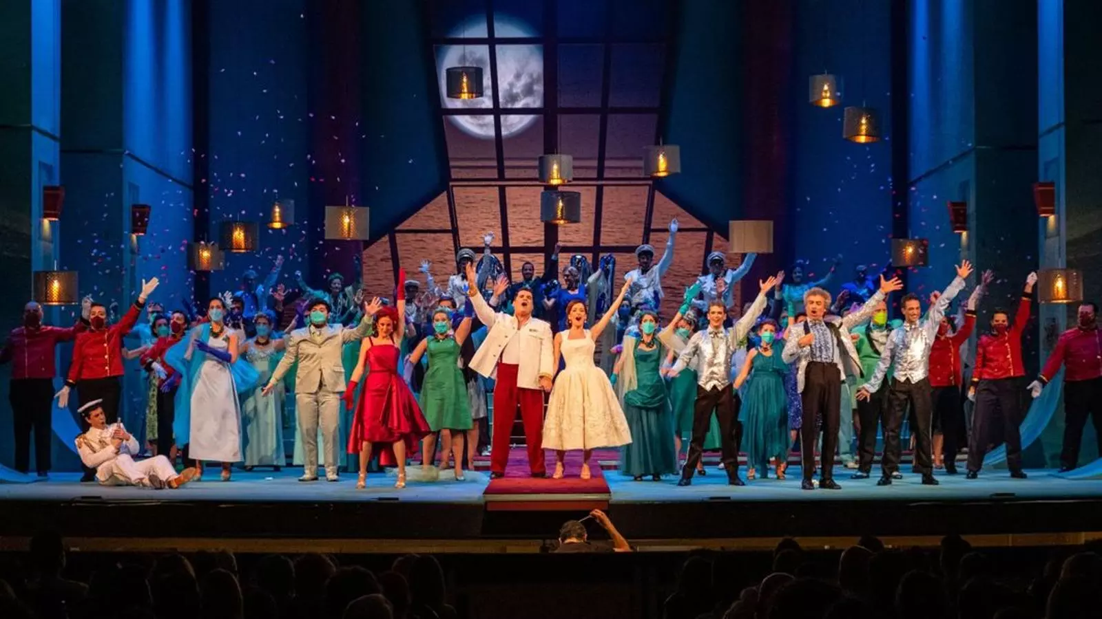 El Cor del teatre Principal de Palma, a l'escenari, durant una funció de 'L'elisir d'amore'.