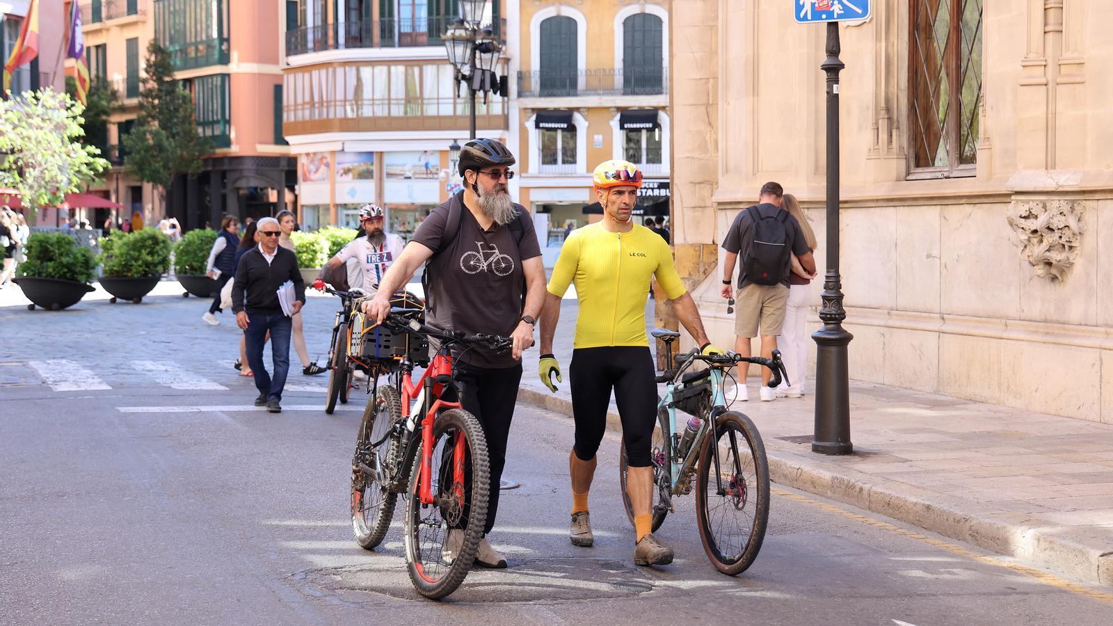 Pep Estopà, Sprecher von Dret de Pas, begleitet von anderen Mitgliedern der Plattform, vor der Einreichung von Stellungnahmen zum Gesetz der Serra de Tramuntana des Consell de Mallorca
