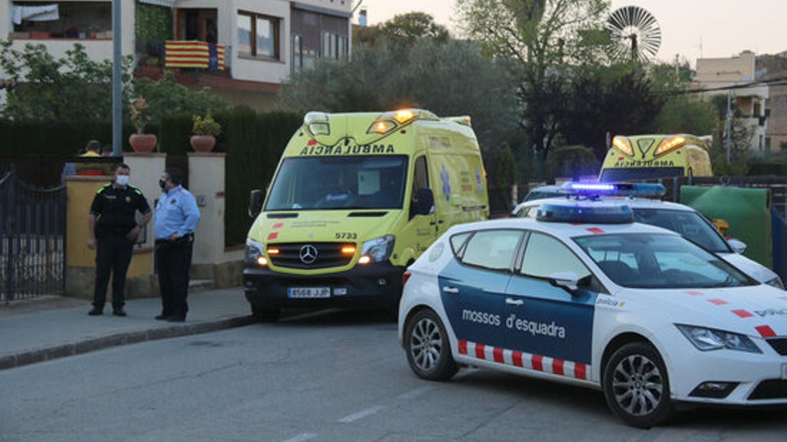 Los Mossos ante la finca donde se ha producido el accidente