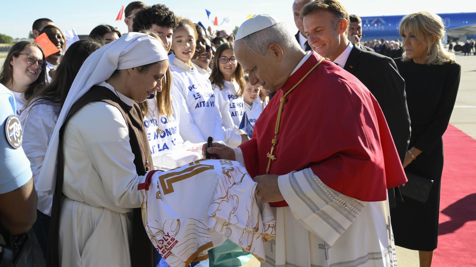 Leo XIV upon arrival in Paris.