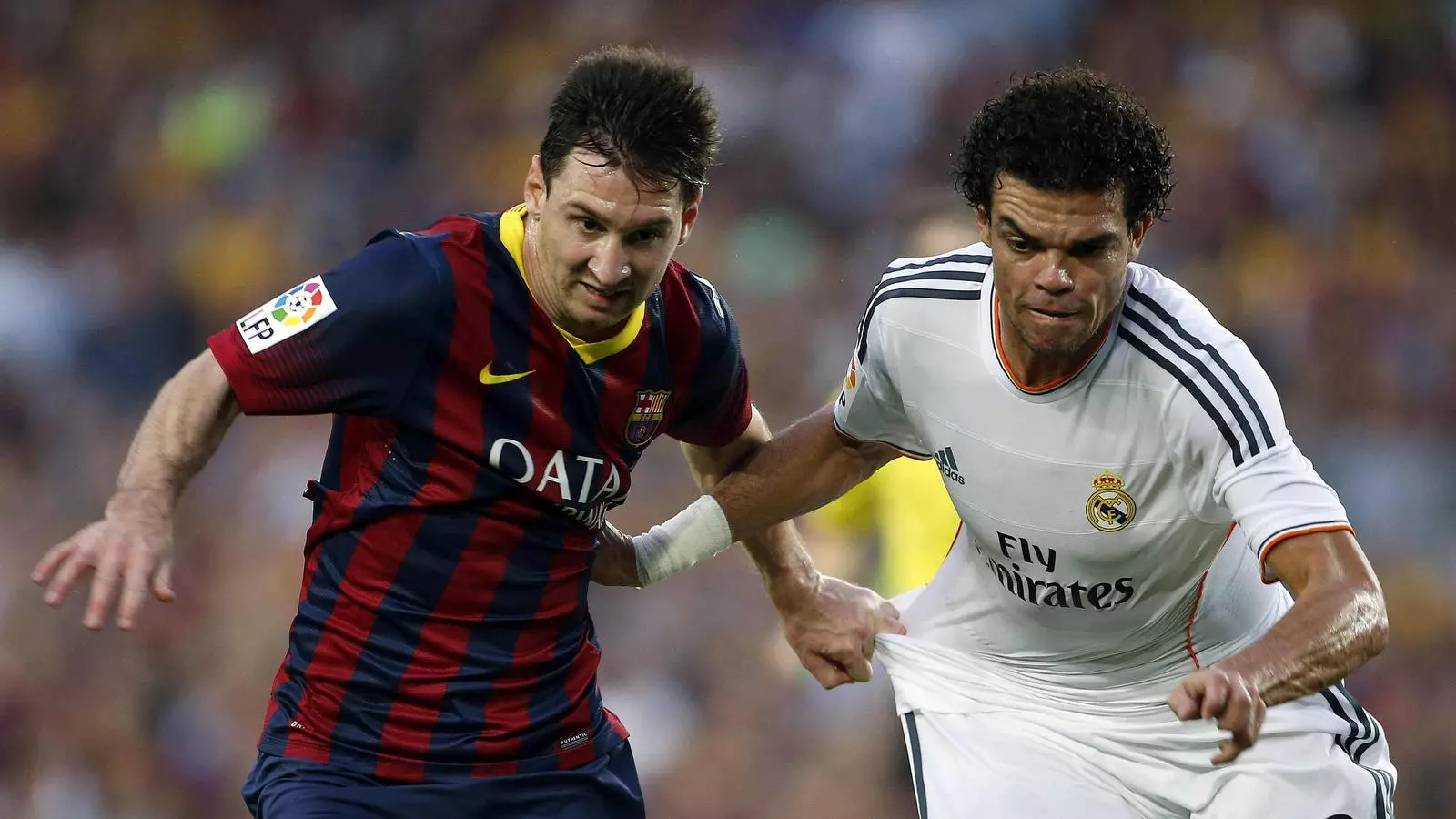 Messi i Pepe lluiten per la pilota durant el clàssic, Barça-Reial Madrid, al Camp Nou /EFE