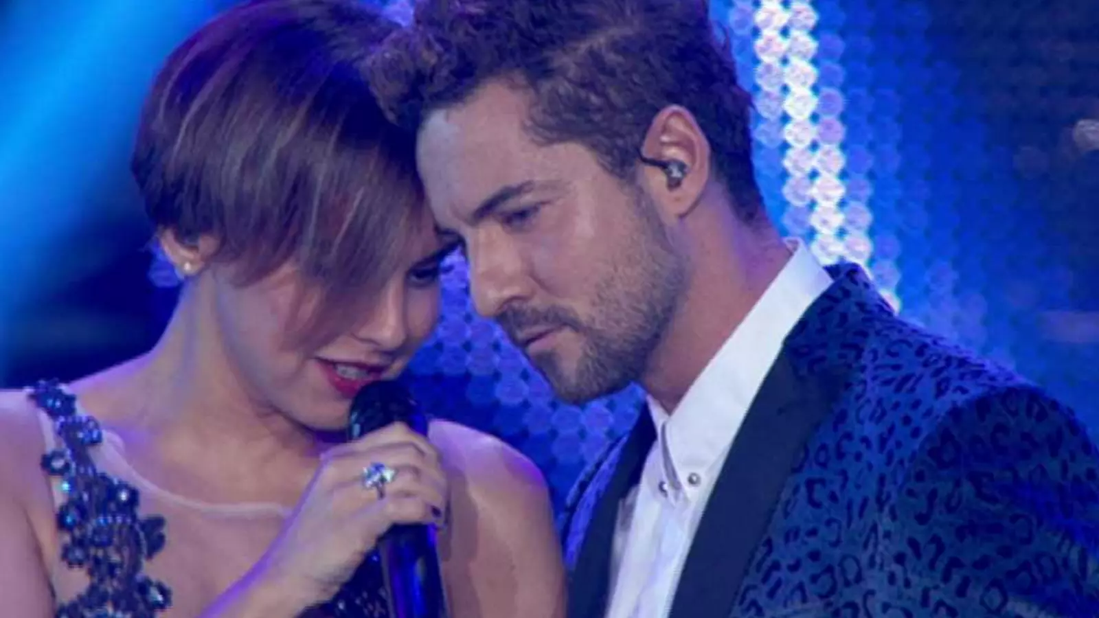 Chenoa i David Bisbal ahir mentre cantaven 'Escondidos' al Palau Sant Jordi