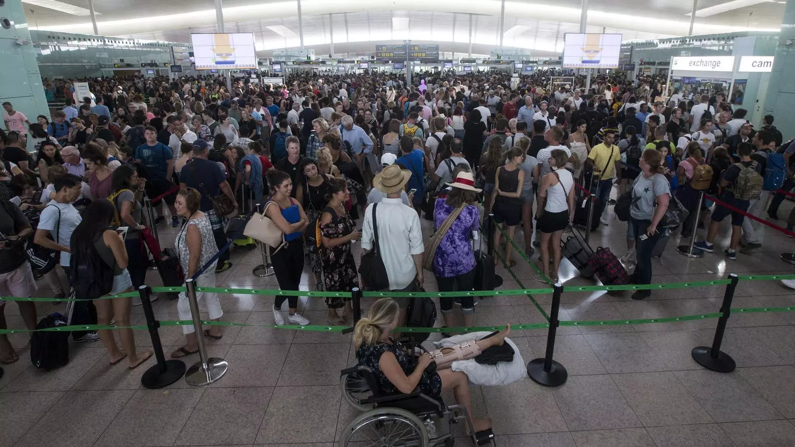 Les cues d'aquest matí per superar els controls de seguretat del Prat a la T1