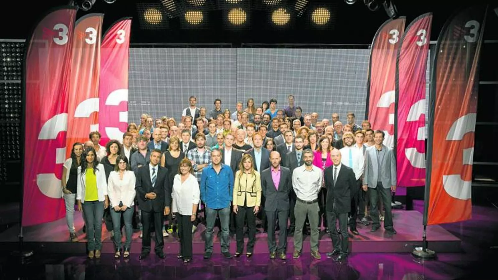 LES CARES DEL NOU CURS La foto de família dels presentadors de programes i actors de les sèries de TV3 inclou cares noves, com Quim Masferrer i Eduard Farelo.