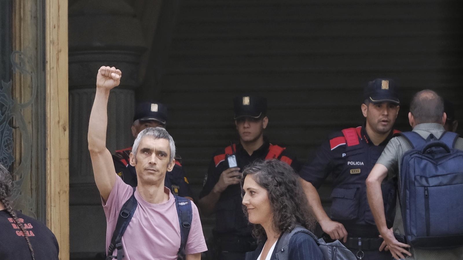 Roger Español a la entrada del juicio a cuatro policías por vaciarle un ojo con una pelota de goma.