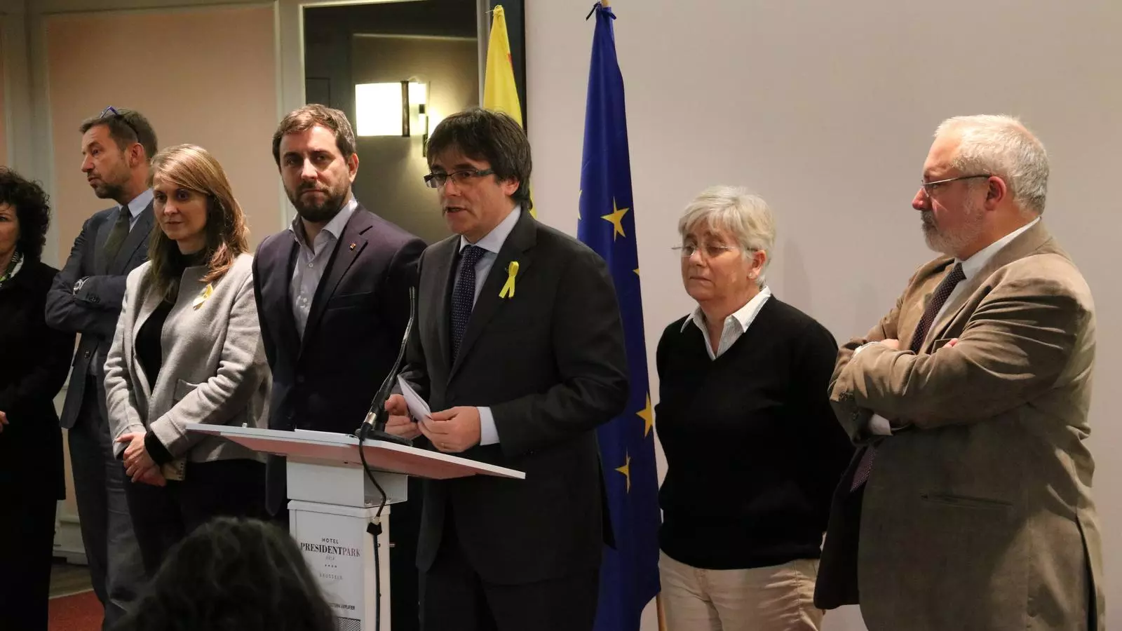El president Carles Puigdemont i els consellers destituïts Toni Comín, Clara Ponsatí, Lluís Puig i Meritxell Serret, a la roda de premsa a Brussel·les, avui