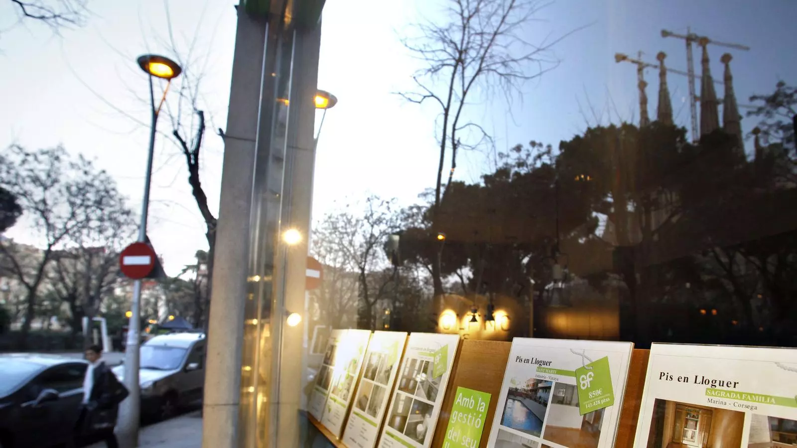 EL PREU DELS LLOGUERS, TAMBÉ A LA BAIXA
Tot i que la demanda de pisos de lloguer també ha pujat, a causa de la sequera del crèdit, els experts preveuen que el preu dels arrendaments també continuï baixant el 2013 perquè hi haurà un augment de la demanda. Molts dels propietaris de pisos buits optaran per llogar-los, davant les males perspectives del mercat de compravenda.