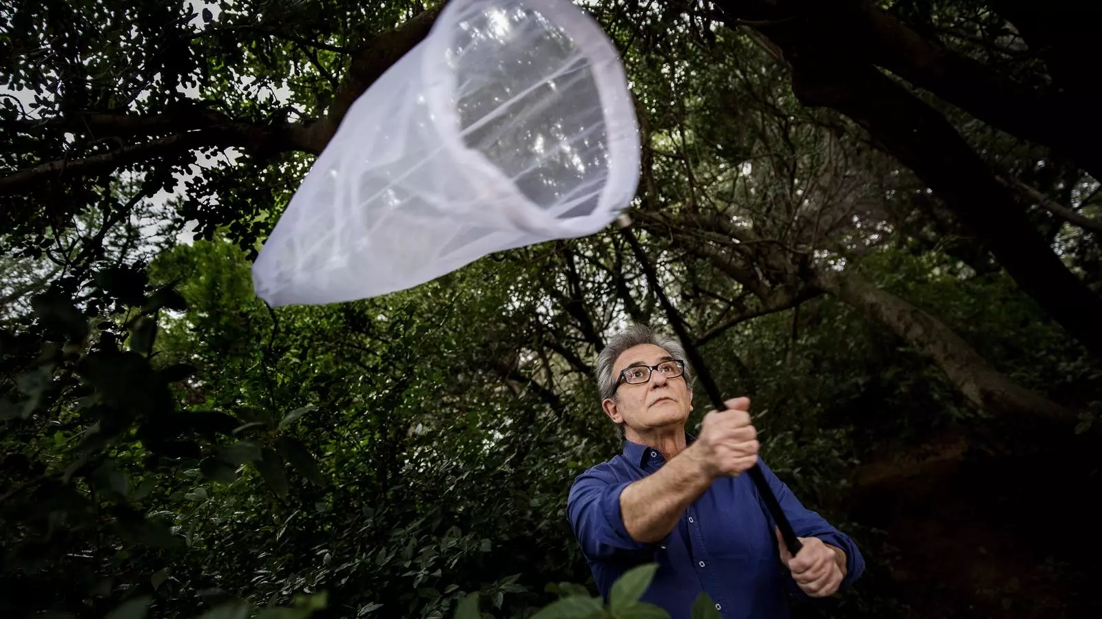 L'escriptor Joan Carreras, amb un caçapallones cedit per la llibreria Oryx
