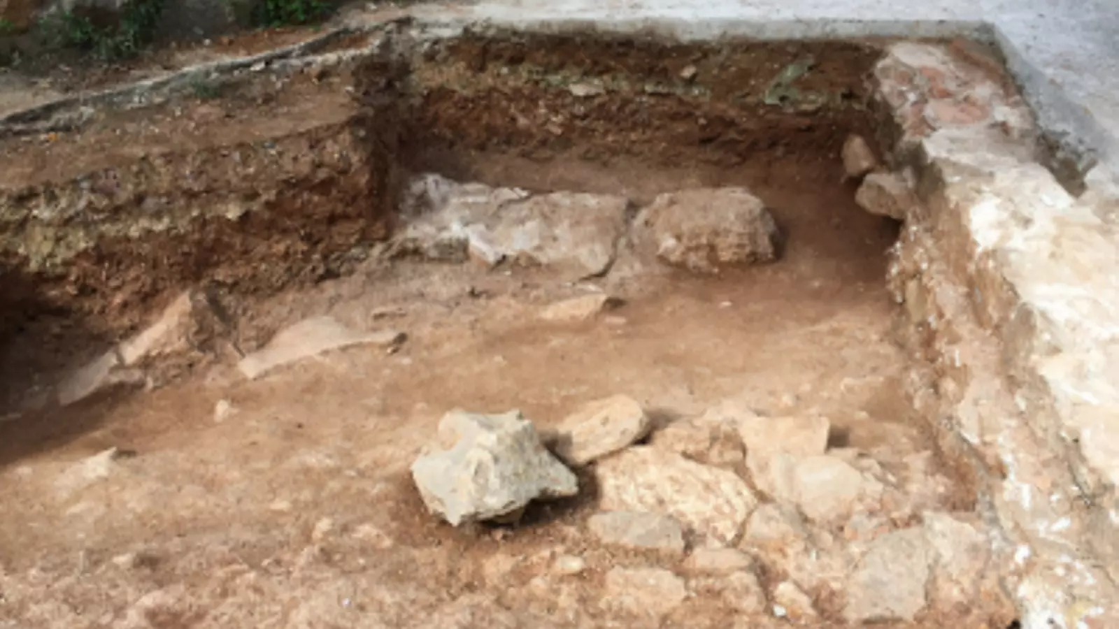 La fossa on en teoria hi havia el poeta cubà Pablo de la Torriente Brau