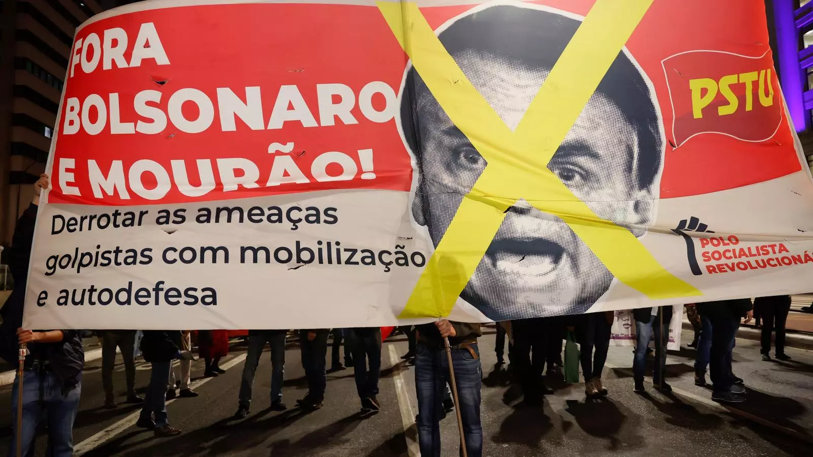 Una pancarta contra Bolsonaro, aquest dijous al Brasil
