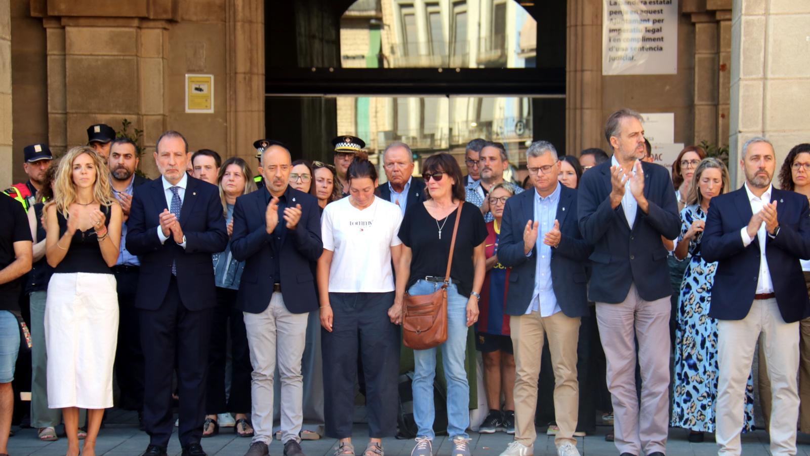 Representatives of the Government and the Manresa City Council with the victim's relatives during the minute of silence.