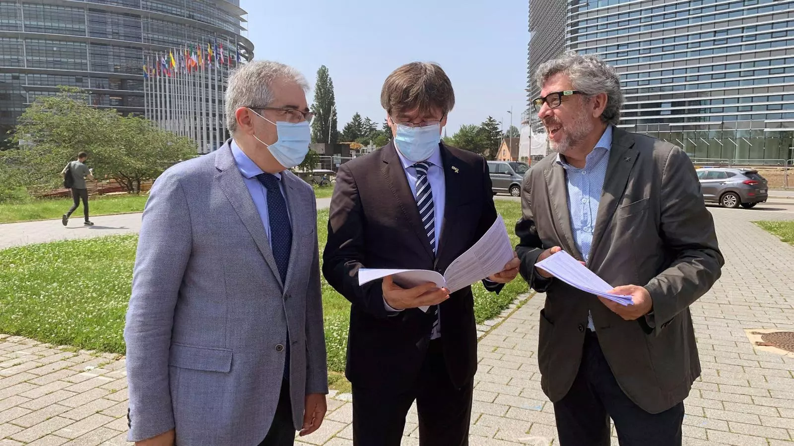 L’expresident Carles Puigdemont amb els advocats Jordi Pina i Francesc Homs davant el Tribunal Europeu de Drets Humans a Estrasburg.