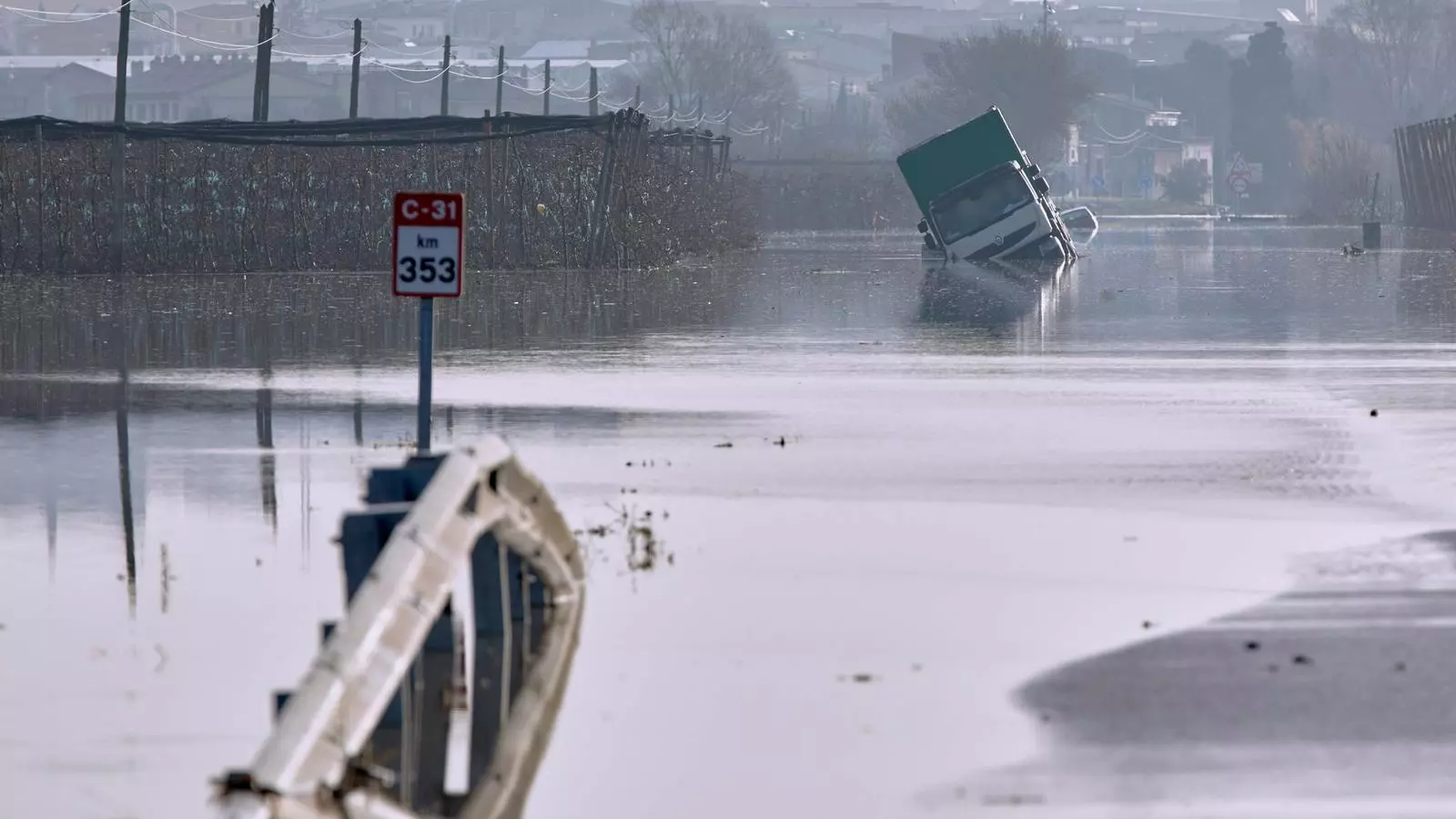 La carretera inundada de Verges a Torroella del Montgrí
