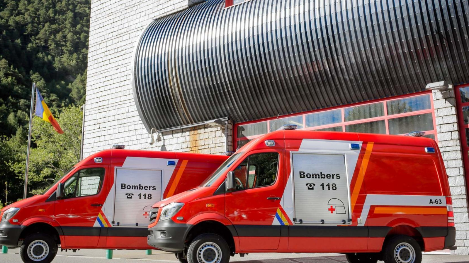 Dos camions dels bombers.