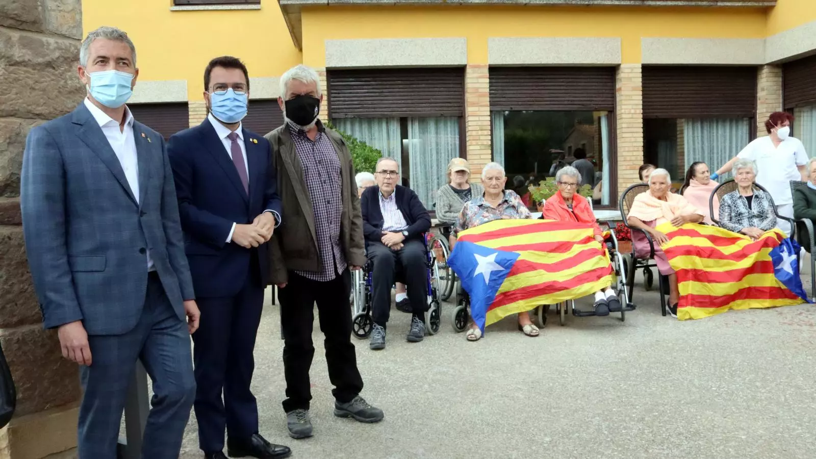 Aragonès, el conseller Josep Gonzàlez-Cambray i l'alcalde de L'Estany es fotografien amb els avis d'una residència.