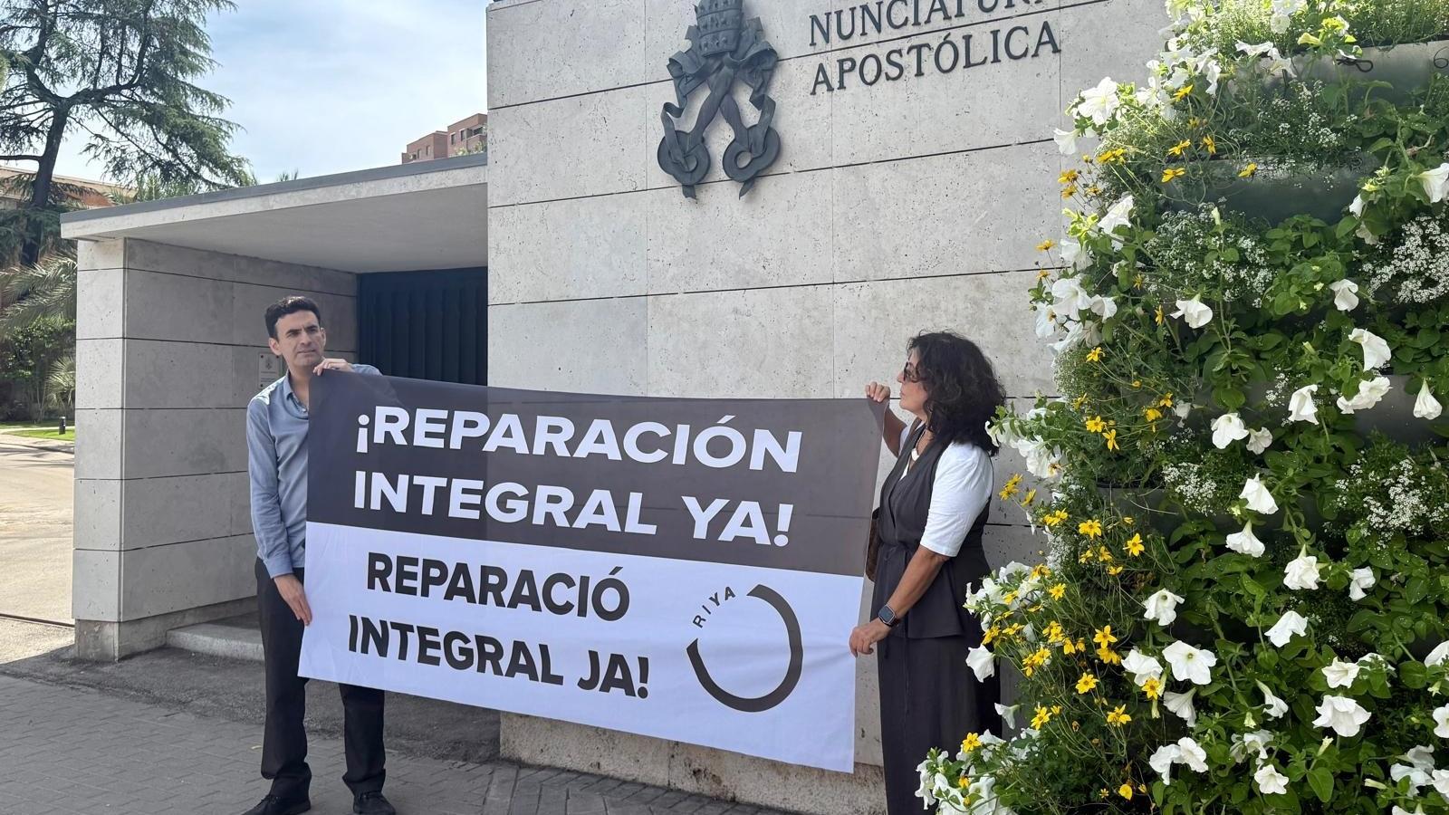 El primer denunciante del caso de abusos de Montserrat y portavoz del movimiento 'Reparación Integral Ya', Miguel Hurtado, ante la Nunciatura.