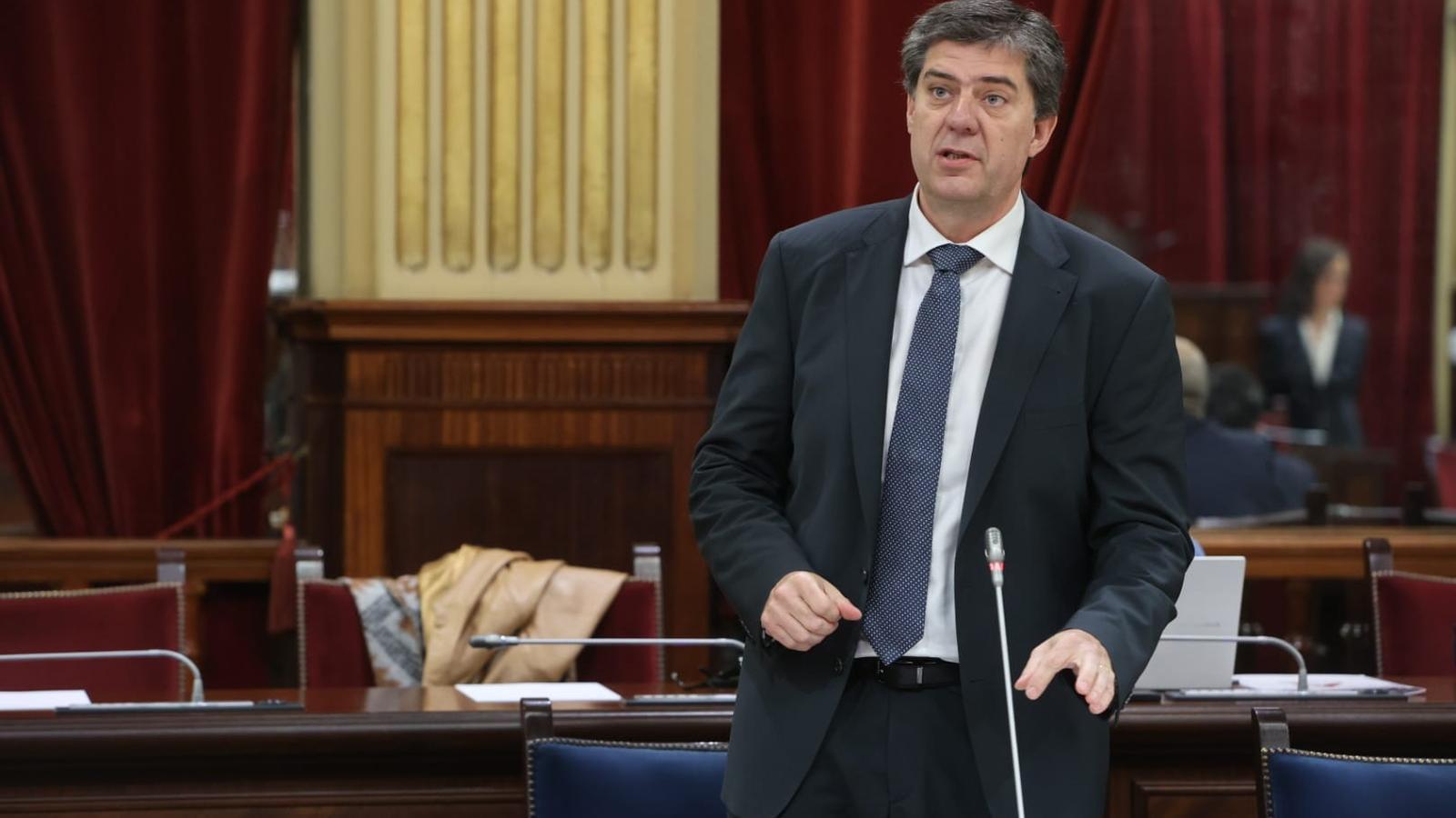El consejero de Turismo, Cultura y Deportes, Jaume Bauzá, en el pleno del Parlament del martes.