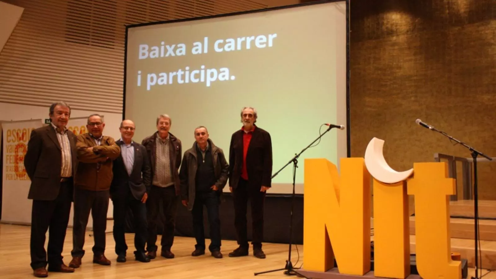 Els guardonats en la tarda d'avui acompanyats del president d'Escola Valenciana. / ESCOLA VALENCIANA