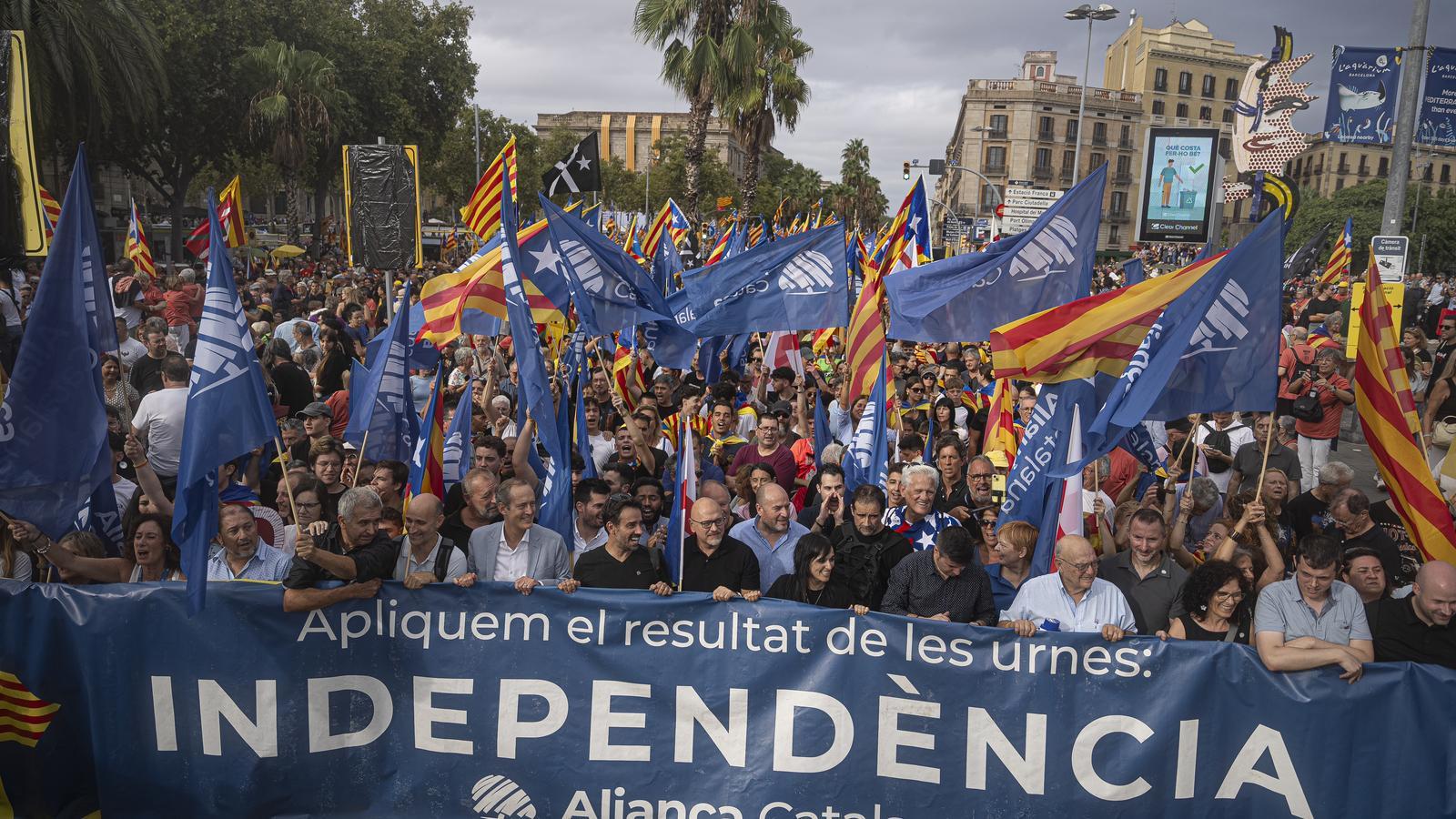 Cientos de seguidores de Aliança Catalana con Sílvia Orriols al frente.