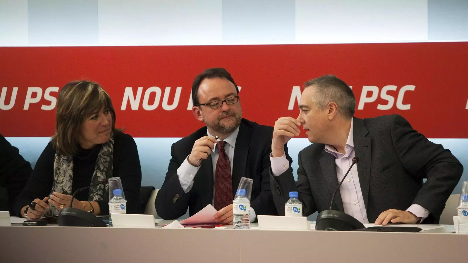 "DESPRÉS DE DOS ANYS, RES A CELEBRAR"
El secretari d'organització del PSC, Daniel Fernández, va presentar ahir un vídeo de precampanya amb el lema "Després de dos anys, res a celebrar". L'objectiu del partit és evitar que el debat nacional eclipsi el de les retallades. A la imatge, Fernández amb Pere Navarro en una reunió de l'executiva.