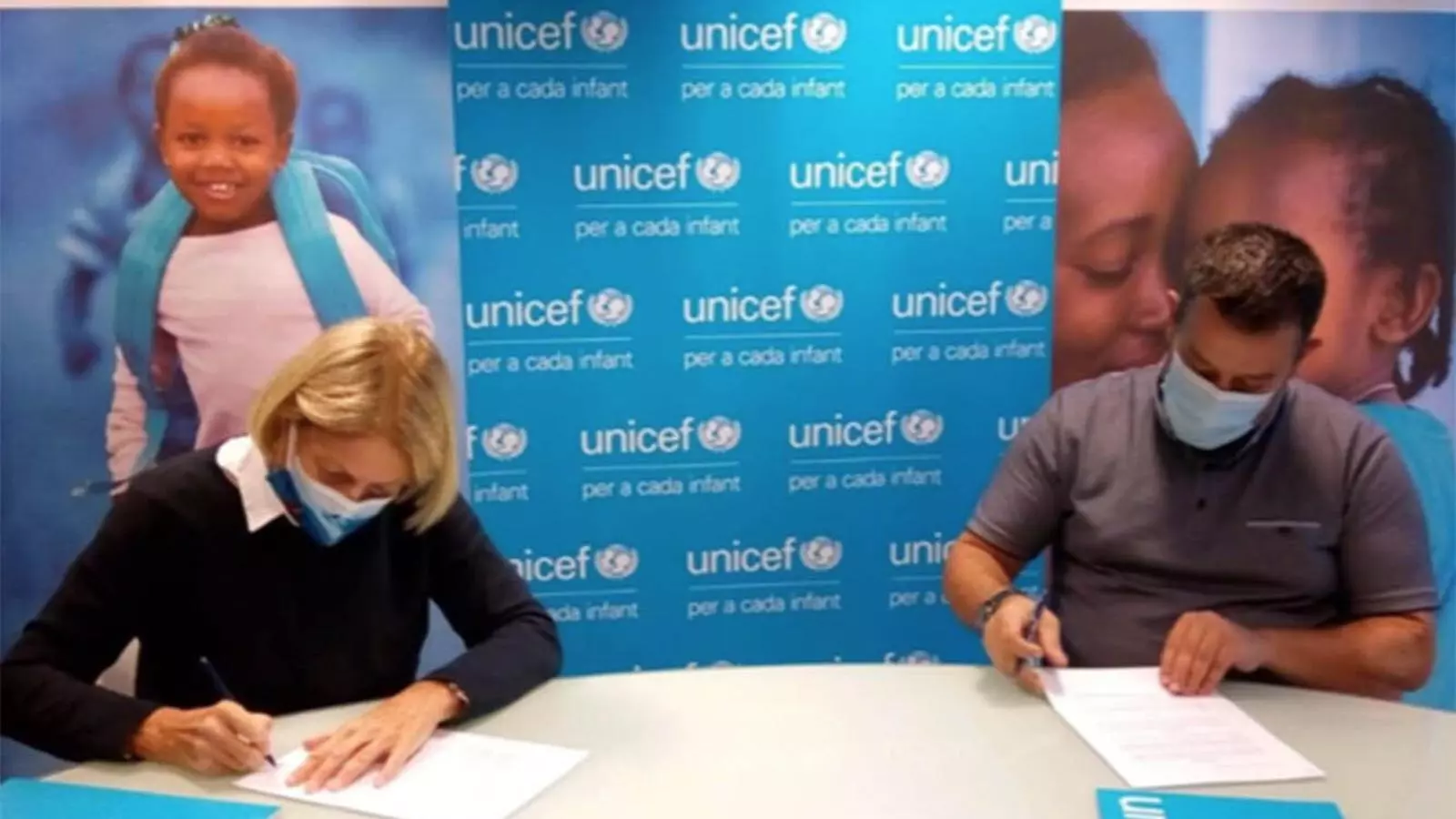 La presidenta d'Unicef Andorra, Laura Àlvarez, com el president del Copsia, Oscar Fernàndez, durant la signatura. / UNICEF ANDORRA