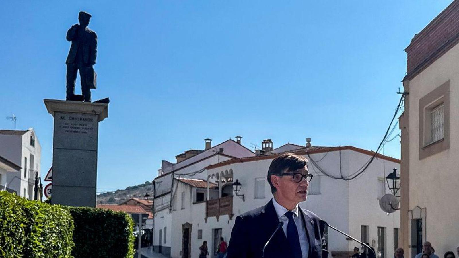 El presidente de la Generalitat, Salvador Illa, durante el acto de homenaje a los migrantes extremeños en La Zarza, Badajoz.