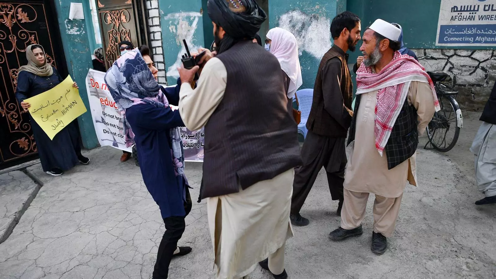 Una manifestant s'encara amb un talibà durant una protesta davant d'una escola a Kabul, el 30 de setembre de 2021