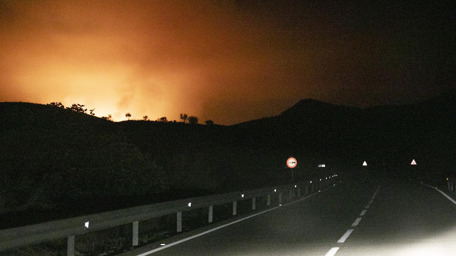 Image of the road leading to Lubrín, with fire in the background.