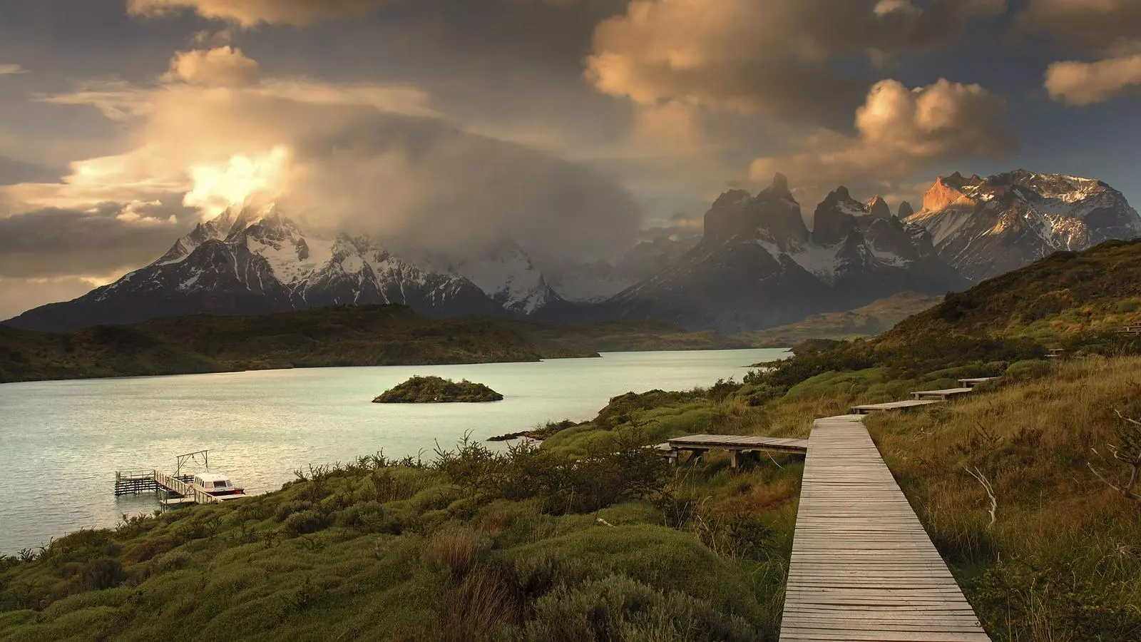 UN DELS DESTINS TURÍSTICS MÉS PREUATS
01. La Patagònia s'ha convertit en un dels punts calents del turisme occidental. Els destins més sol·licitats són Ushuaia, San Martín de los Andes, Puerto Natales i Puerto Madryn, lloc des d'on es pot veure com s'aparellen les balenes. 02. Bruce Chatwin.