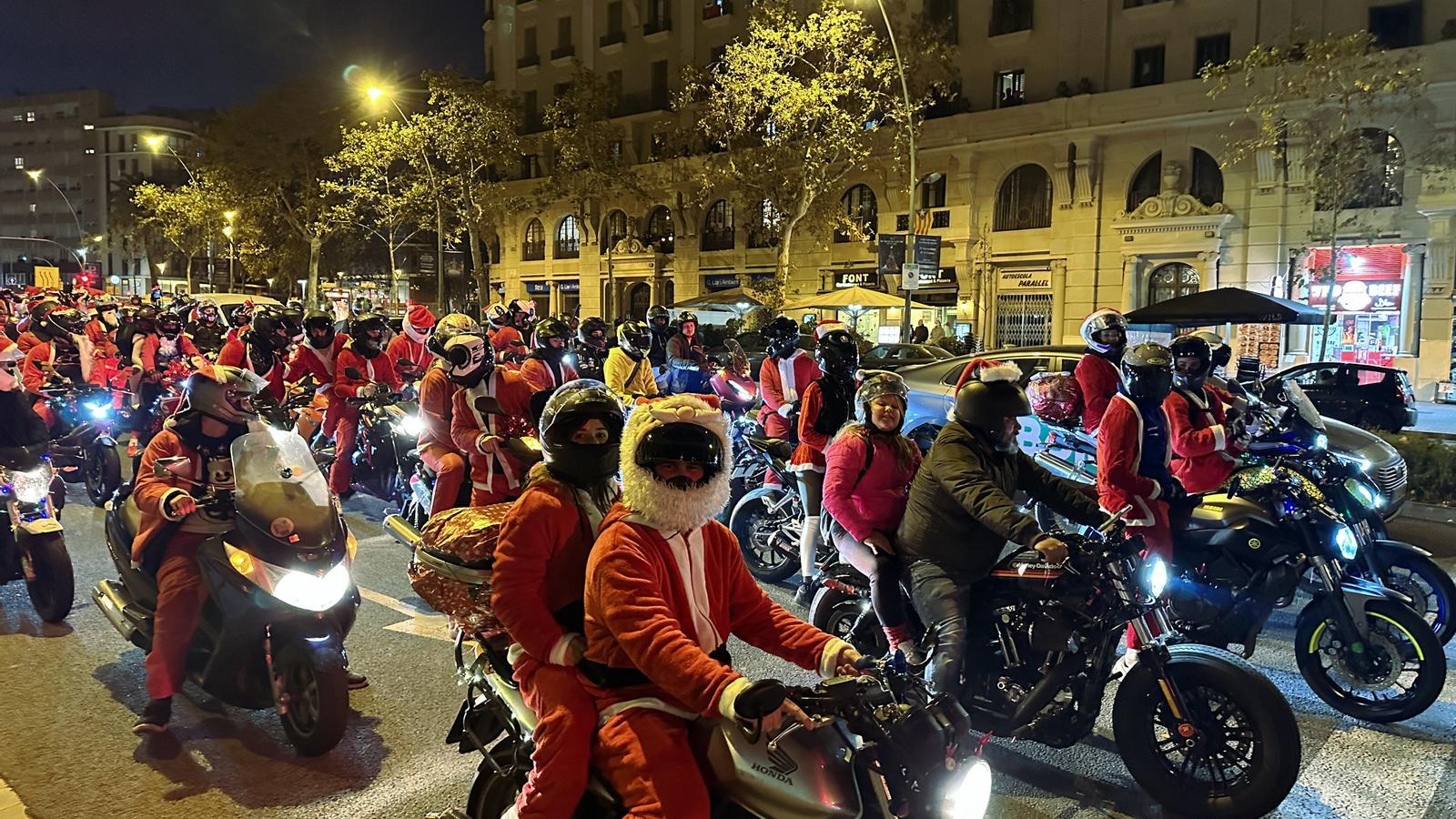 Motoristes disfressats de Pare Noel, a l'Avinguda Paral·lel de Barcelona