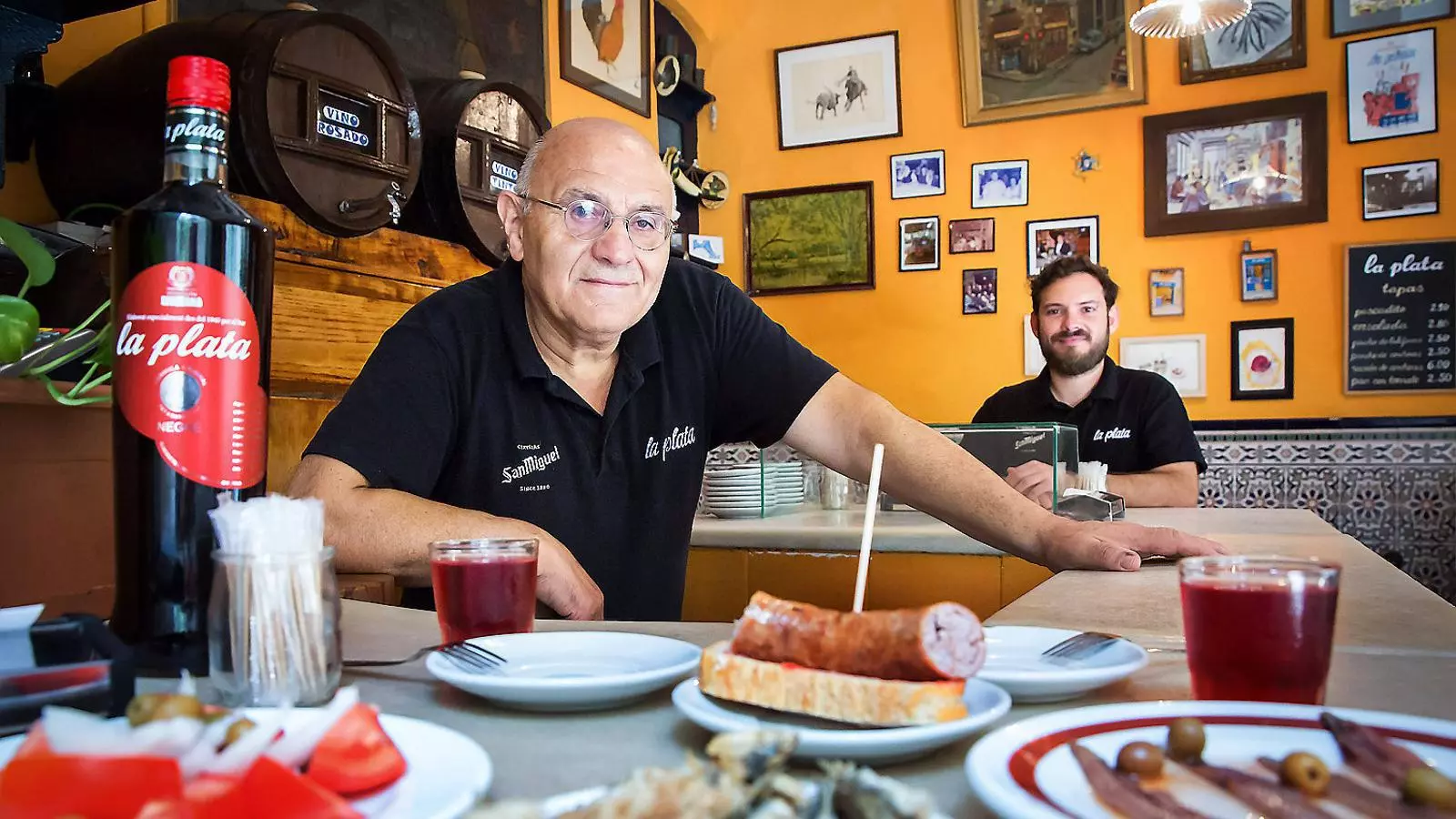 El Pepe, en primer terme, fa quaranta-vuit anys que treballa a La Plata.