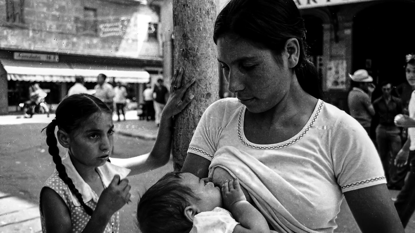 A gypsy woman with a child at the Llucmajor market (1977).