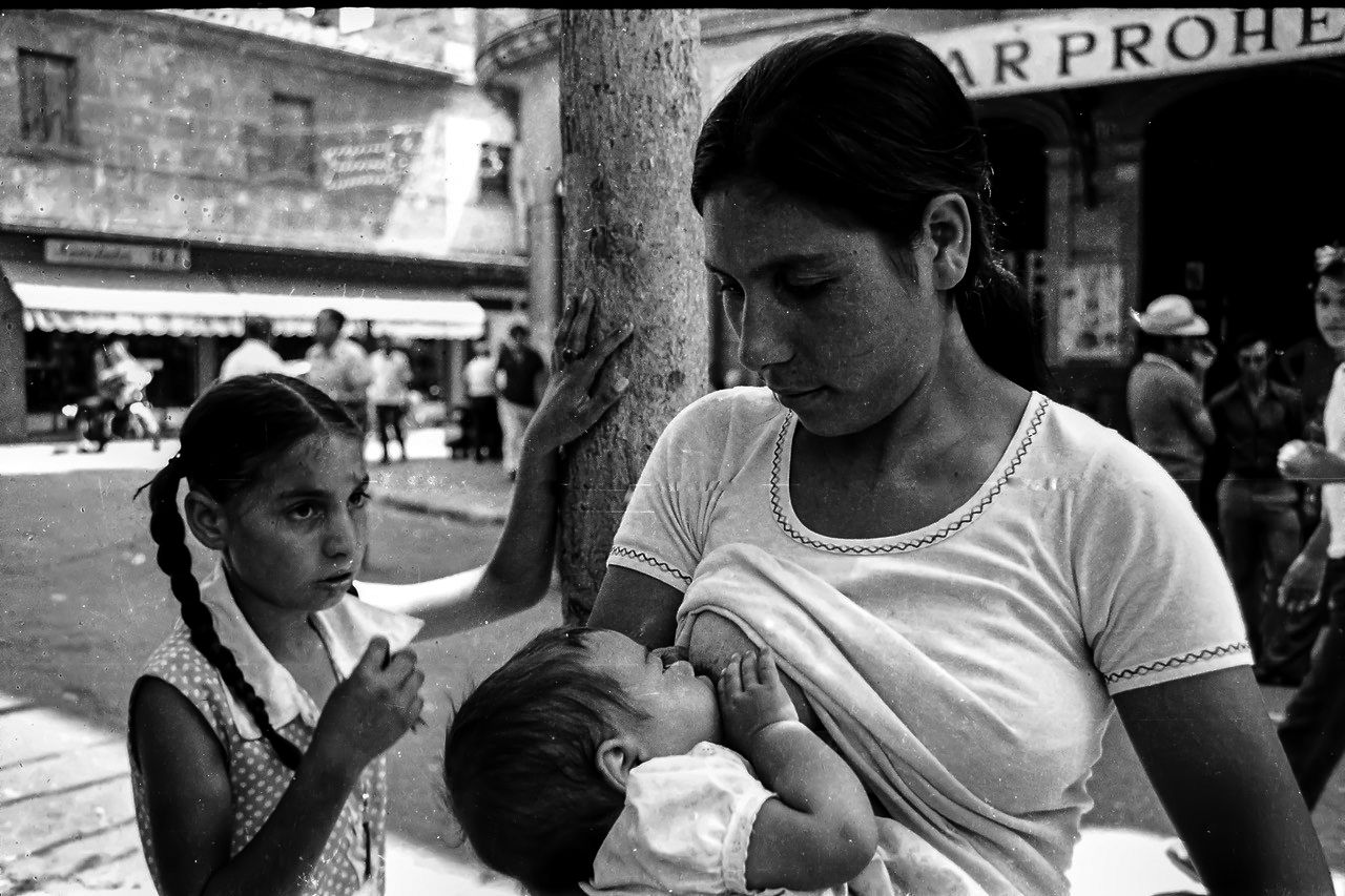 Una gitana amb un infant al mercat de Llucmajor (1977).