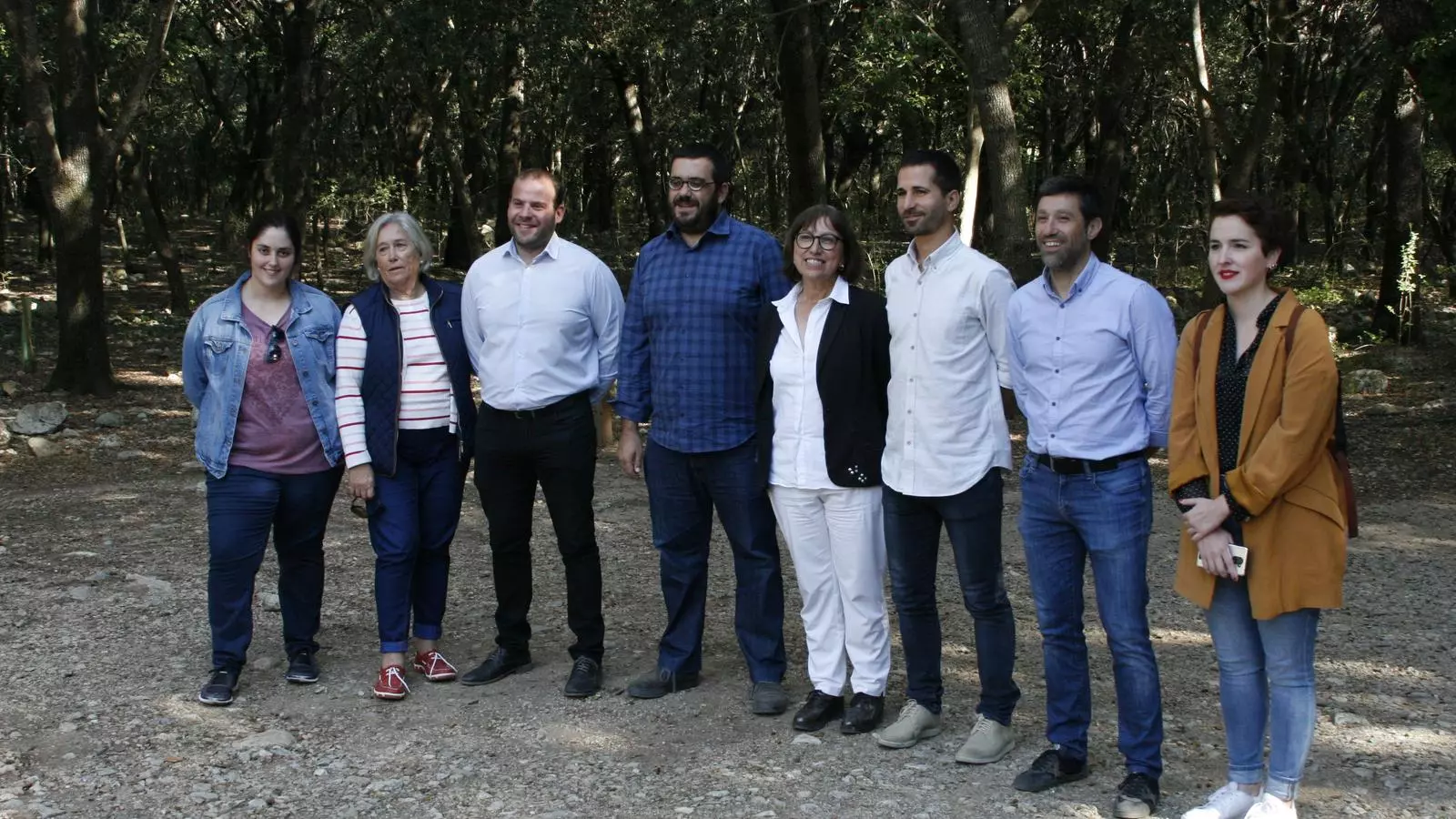 La comitiva política i tècnica, durant la visita a la finca pública de Gabellí Petit, vora les Fonts Ufanes.