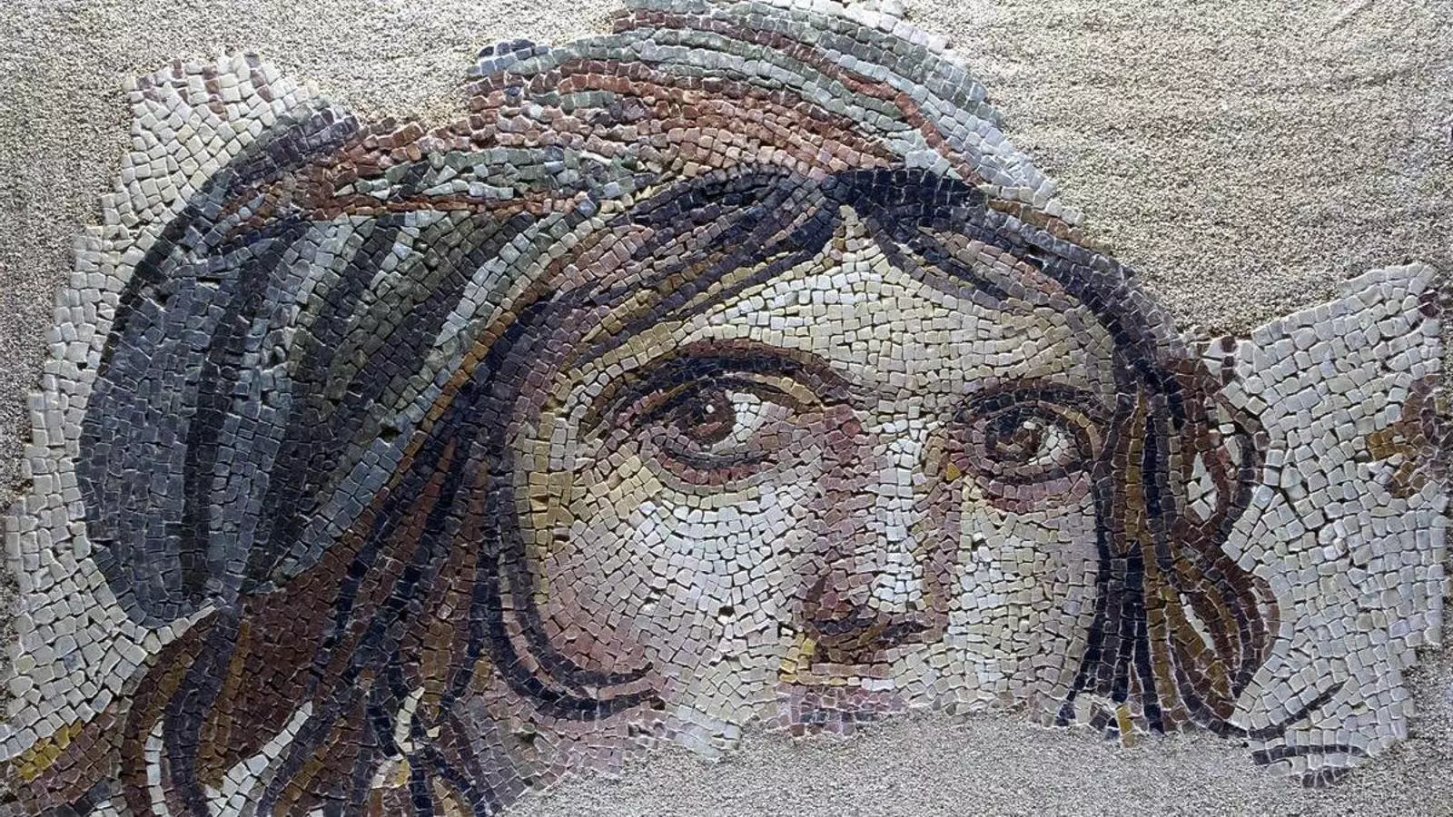 Mosaic que es va trobar durant les excavacions de zeugma l'any 1992. No es va poder identificar, va rebre el nom de gitana a causa de la semblança de les dones amb els gitanos. Però algunes fonts criden l'atenció sobre el vi del mosaic i afirmen que és GAIA, la deessa de la Terra.