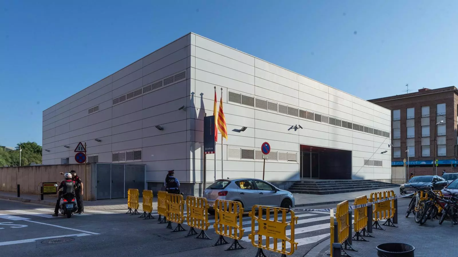 La comissaria dels Mossos de Cornellà amb tanques de seguretat després de l'intent d'atac amb ganivet d'un noi que ha sigut abatut