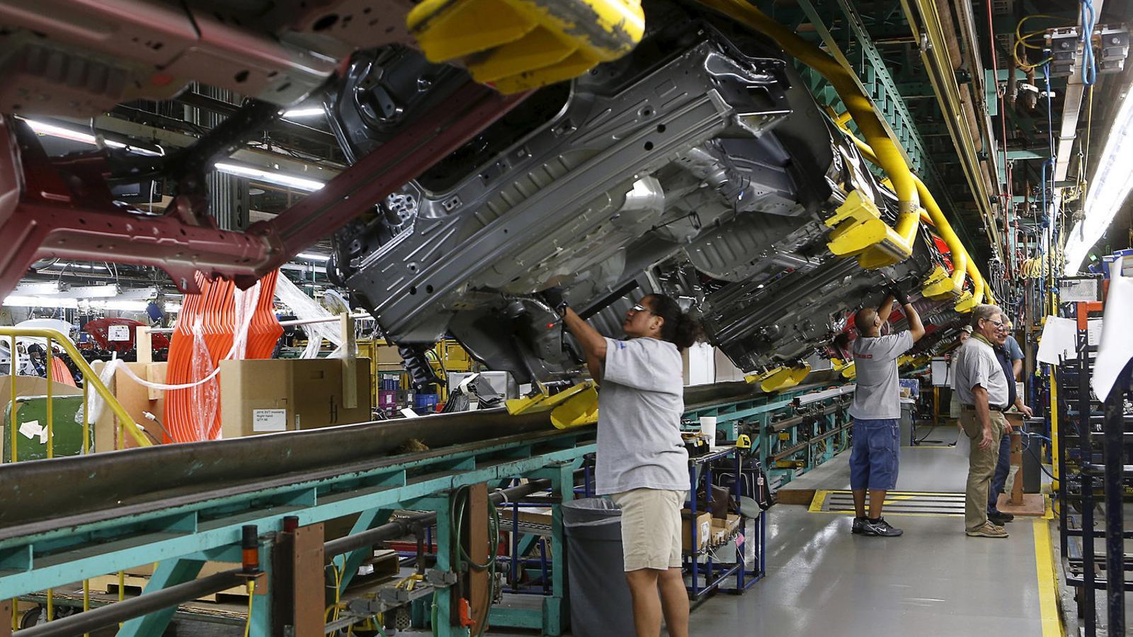 Trabajadores de la línea del Ford Mustang en una planta de Flat Rock (Michigan, los Estados Unidos) en una imagen de archivo.