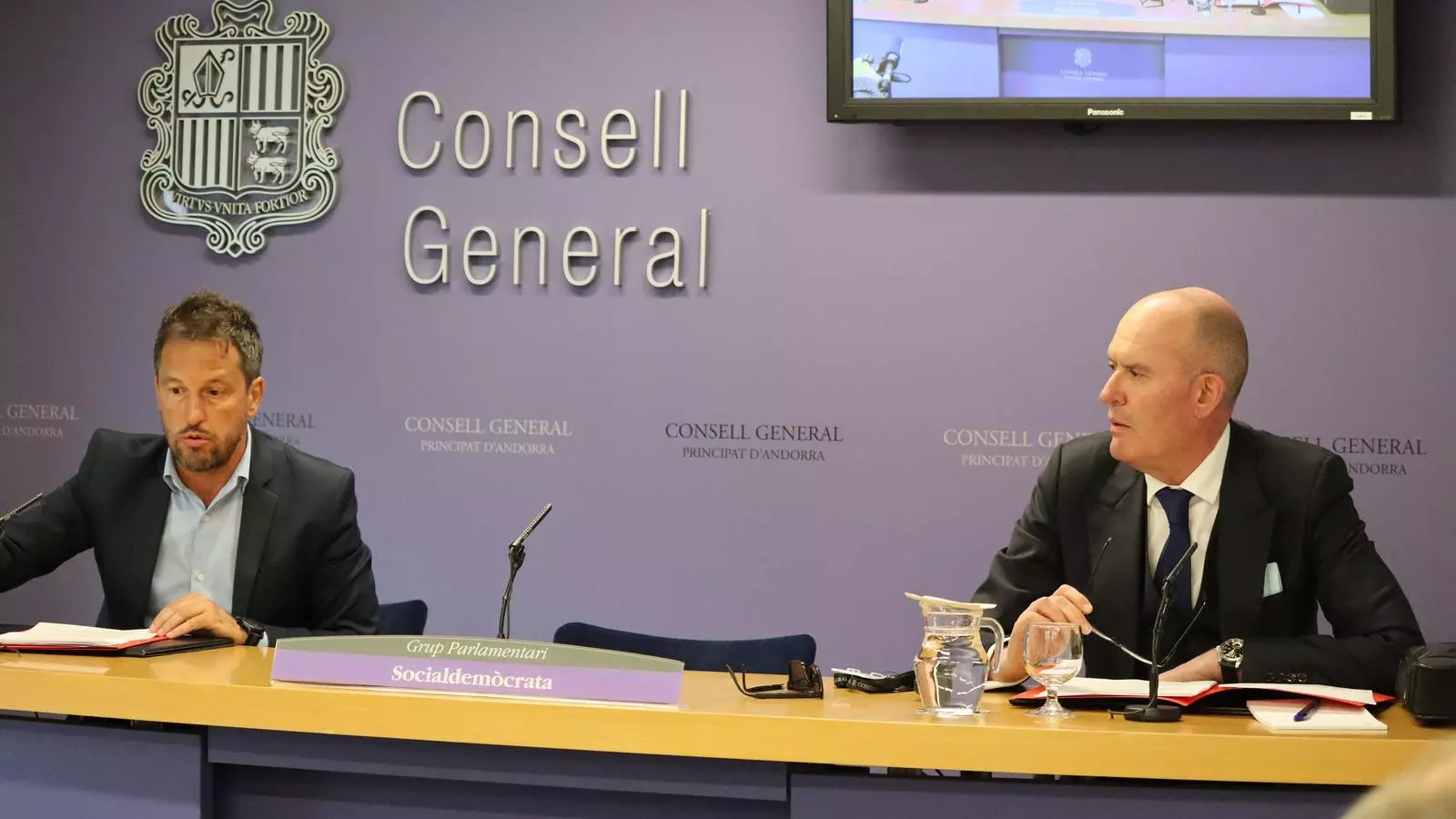 El president del grup socialdemòcrata, Pere López, i el conseller general, Joaquim Miró, durant la roda de premsa d'aquest dimecres.