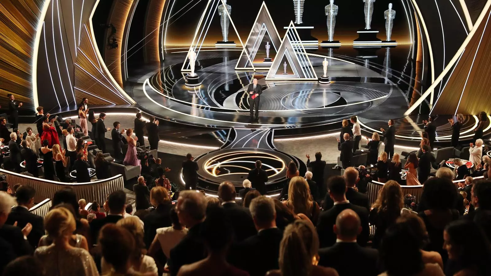 L'actor britànic Sir Anthony Hopkins anuncia l'Oscar a la millor actriu durant la 94a cerimònia anual dels Premis de l'Acadèmia al Dolby Theatre de Hollywood, Los Angeles