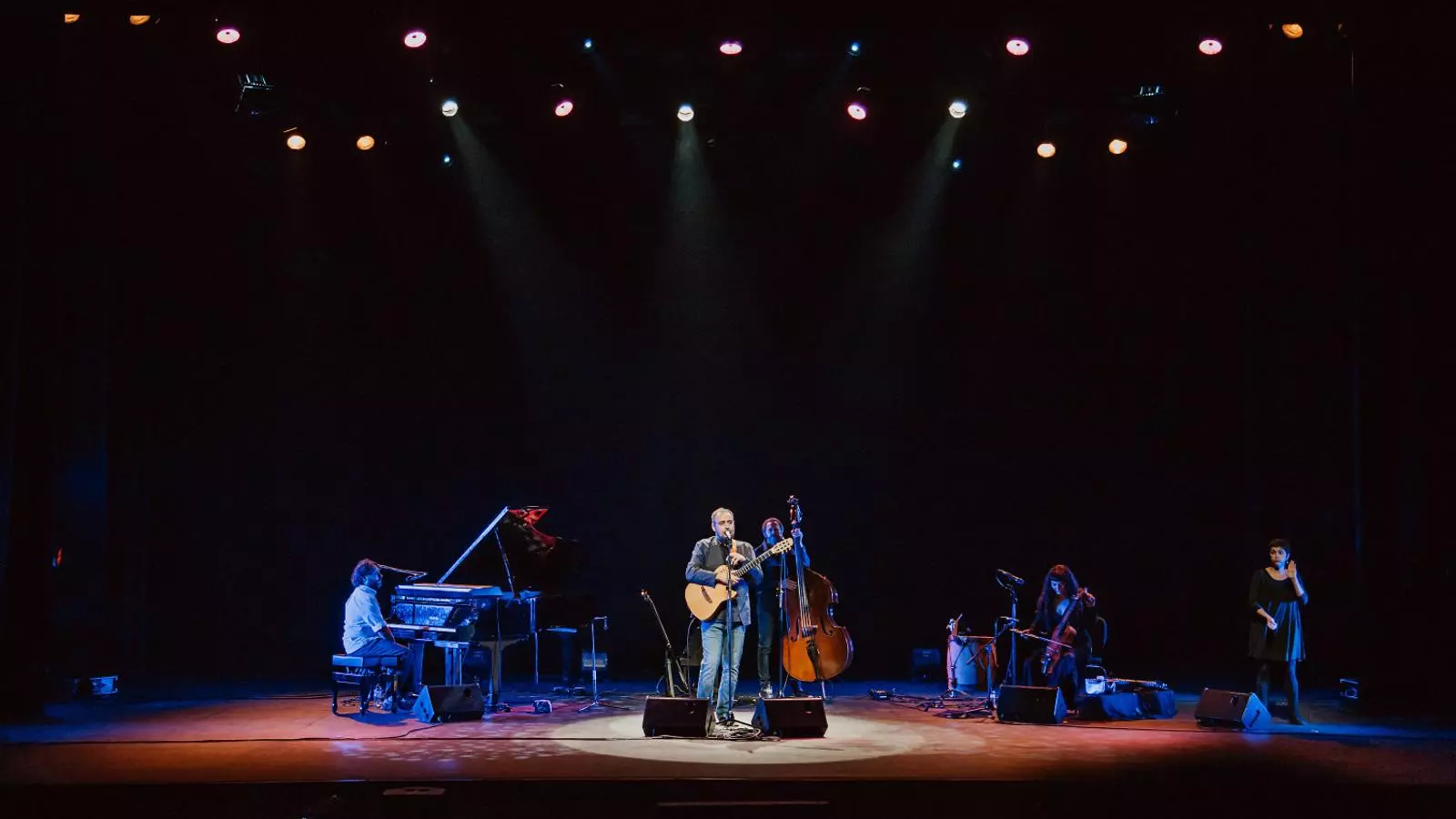 Roger Mas ahir a l’Atlàntida de Vic durant el concert de presentació del disc Totes les flors.
