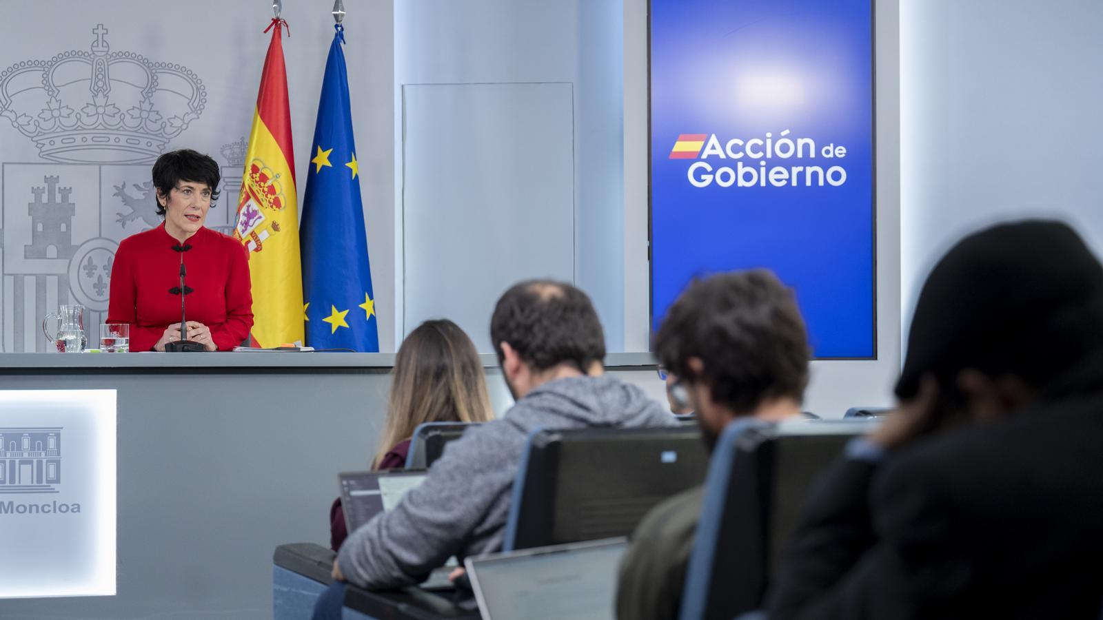 La portavoz del gobierno español y ministra, Elma Saiz, en rueda de prensa.