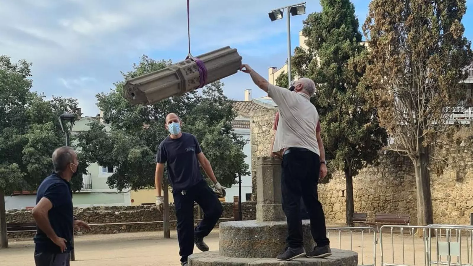 L'equip de restauració durant els treballs de retirada del fust de la creu del Terme de Sant Cugat.