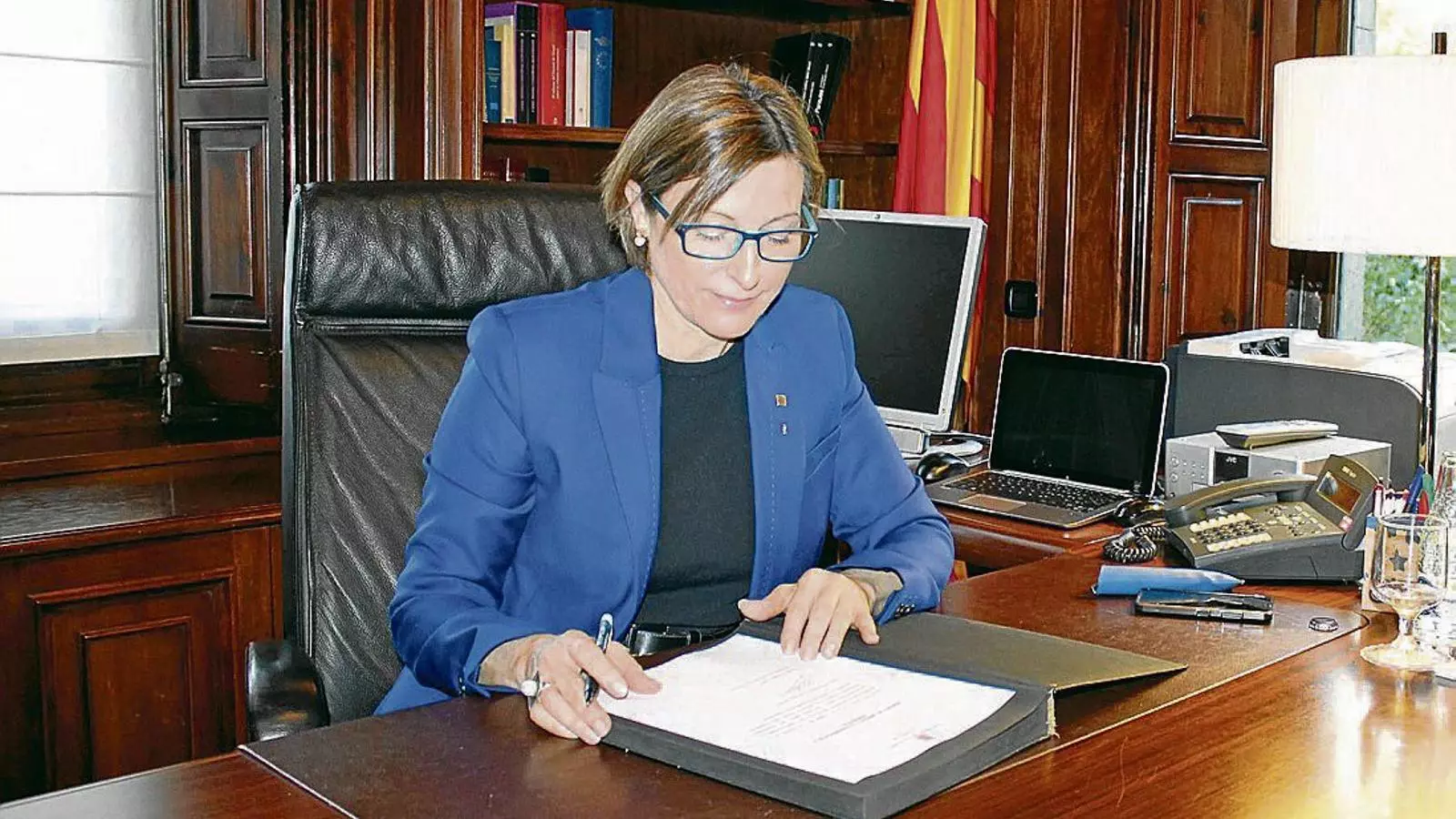 La presidenta del Parlament, Carme Forcadell, no va desplaçar-se finalment a la Zarzuela per comunicar al rei Felip VI la investidura de Puigdemont.