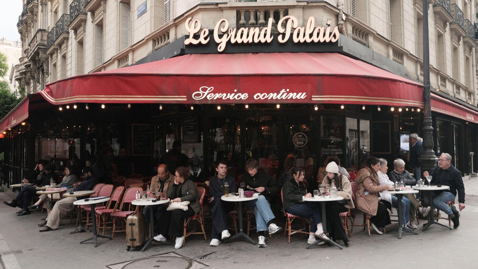 Gente en la terraza de un restaurante en París esta semana, Francia, 6 de mayo de 2026.