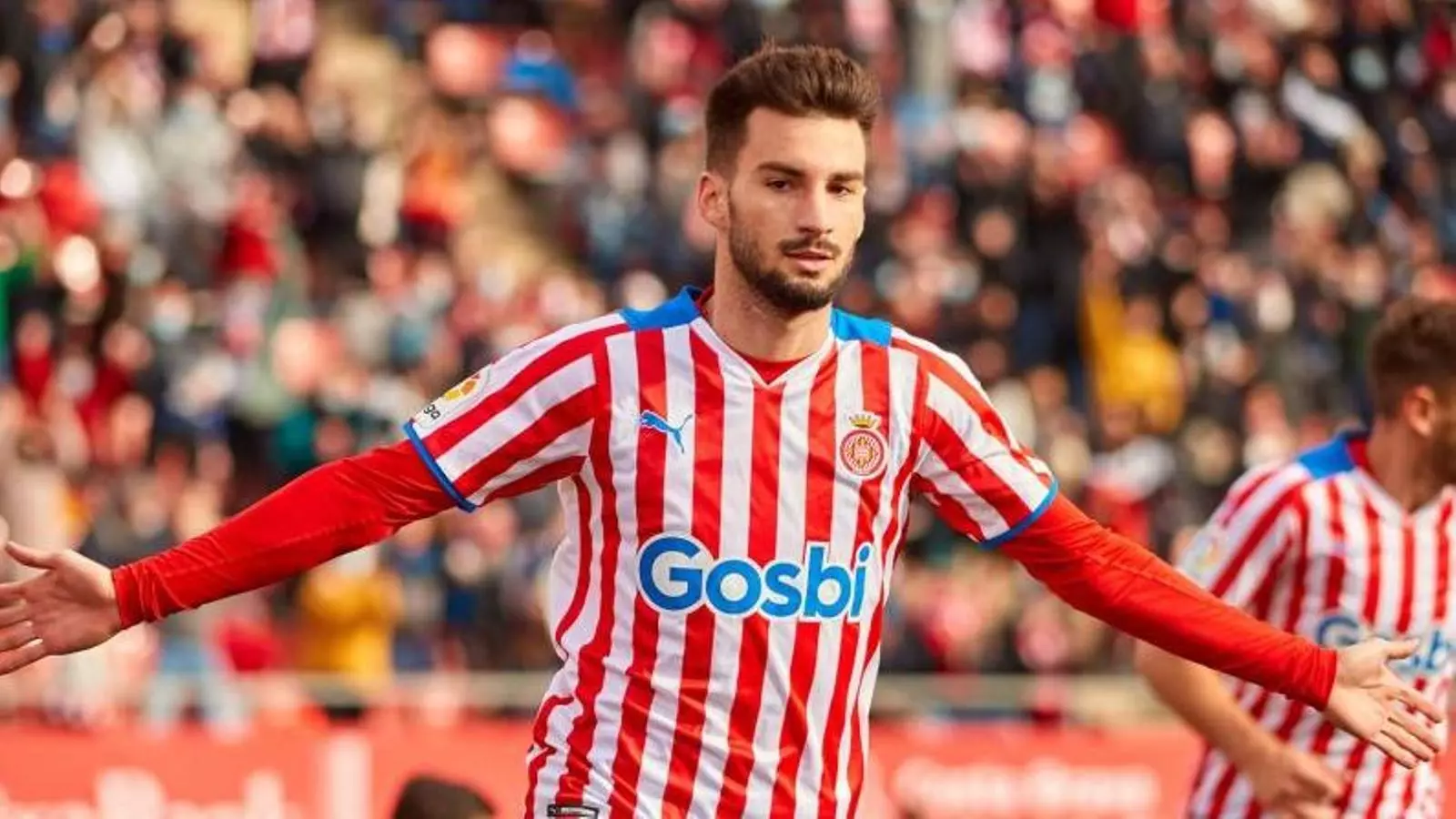 Álex Baena, celebrant el primer gol del partit