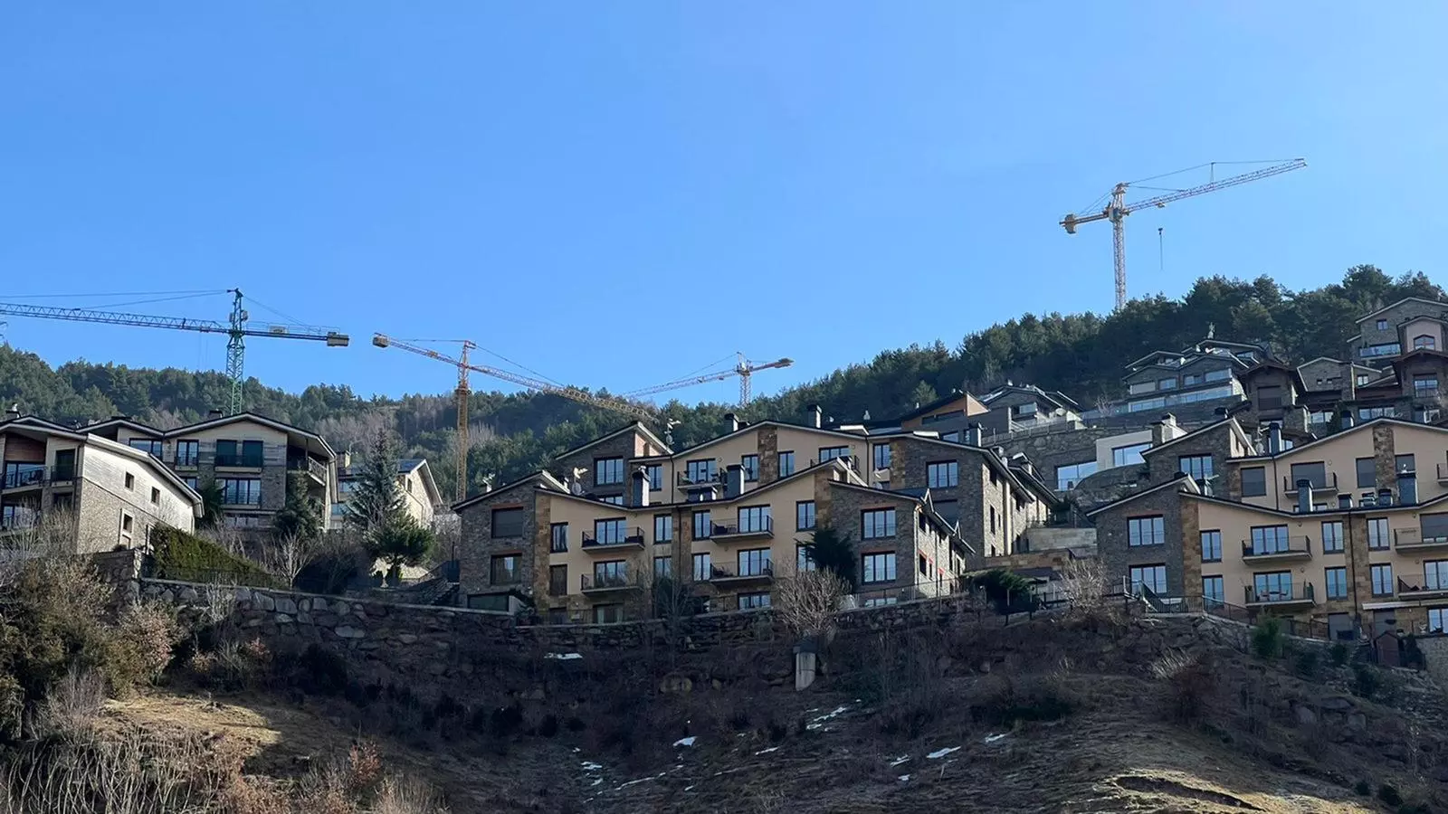 Grues a Anyós, un dels pobles on hi ha més activitat de construcció.